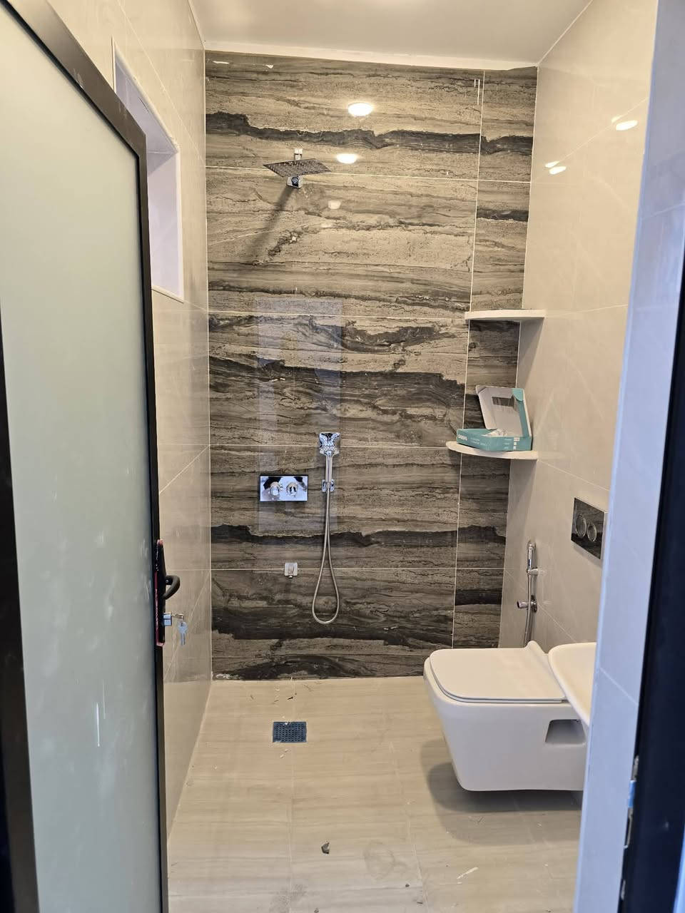 دار للبيع مساحه 100متر .. 
بناء حديث درجة أولى 
يحتوي صاله مطبخ حمام عدد٢ غرف نوم عدد٣
حي الجهاد ديوان المخابرات 
للاستفسار *********** متوفر واتساب
