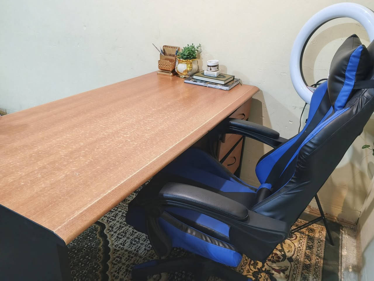 كرسي مكتب وميز بسعر مناسب للاستفسار الاتصل ع رقم ***********
