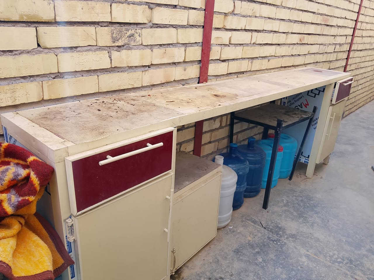 نص كاونتر ميز البيع نضيف متوازي ع بيعته
وتساب ***********
