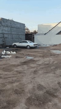 قطعه ركن ٢٠٠ متر زراعي عراقي وكاله من صاحب الأرض للعلم ساكن بنفس المنطقه طريق الطريزاويه ع شارع  تبليط فرعي منطقه كامله الخدمات سعرها ٤٥
***********
