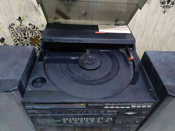 للبيع مسجل راديو اسطوانه شارب ياباني اصلي  يحتاج إلى صيانه وتنظيف الجهاز نظيف بدون تصليح متروك من فتره طويله..
*********** السعر 50 الف يوجد توصيل
