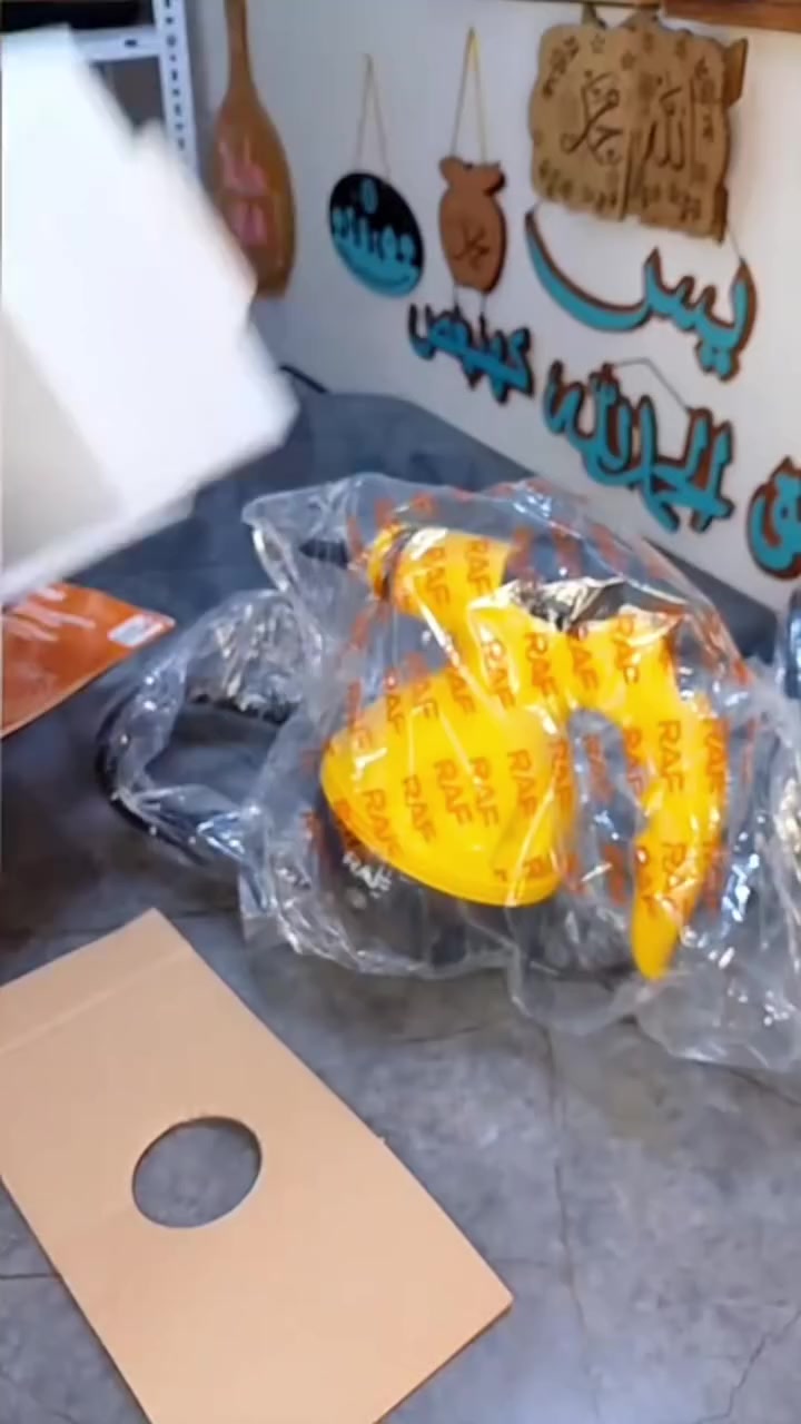 منظفة بخارية من RAF R.1028 بقوة 1000 
منظفة بخارية
جهاز تنظيف بالبخار
منظف بالبخار
جهاز تعقيم بالبخار
منظفة مطبخ

واط لتنظيف وتعقيم الأسطح بالبخار بدون مواد كيميائية.
سريع التسخين مع 10 ملحقات متعددة لإزالة الدهون والأوساخ من المطبخ، الحمام، والزوايا الضيقة.

#منظفة_بخارية
#تنظيف
#تعقيم


**إذا كنت صاحب هذا الإعلان وتريد حذفه لأي سبب، رجاءا أرسل رسالة إلى الدعم الفني**