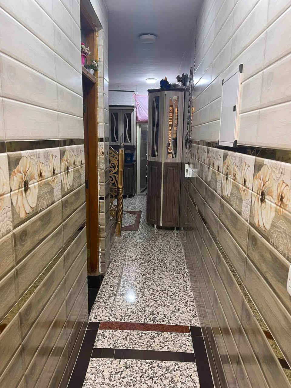 السلام عليكم بيت في الزعفرانية نهايه اربع شوارع زراعي ابو ريسان سعيدة شارع 9  والبيت مثل ما موضح في الصور كامل عدا الواجهة للاستفسار الاتصال على الرقم *********** او***********
