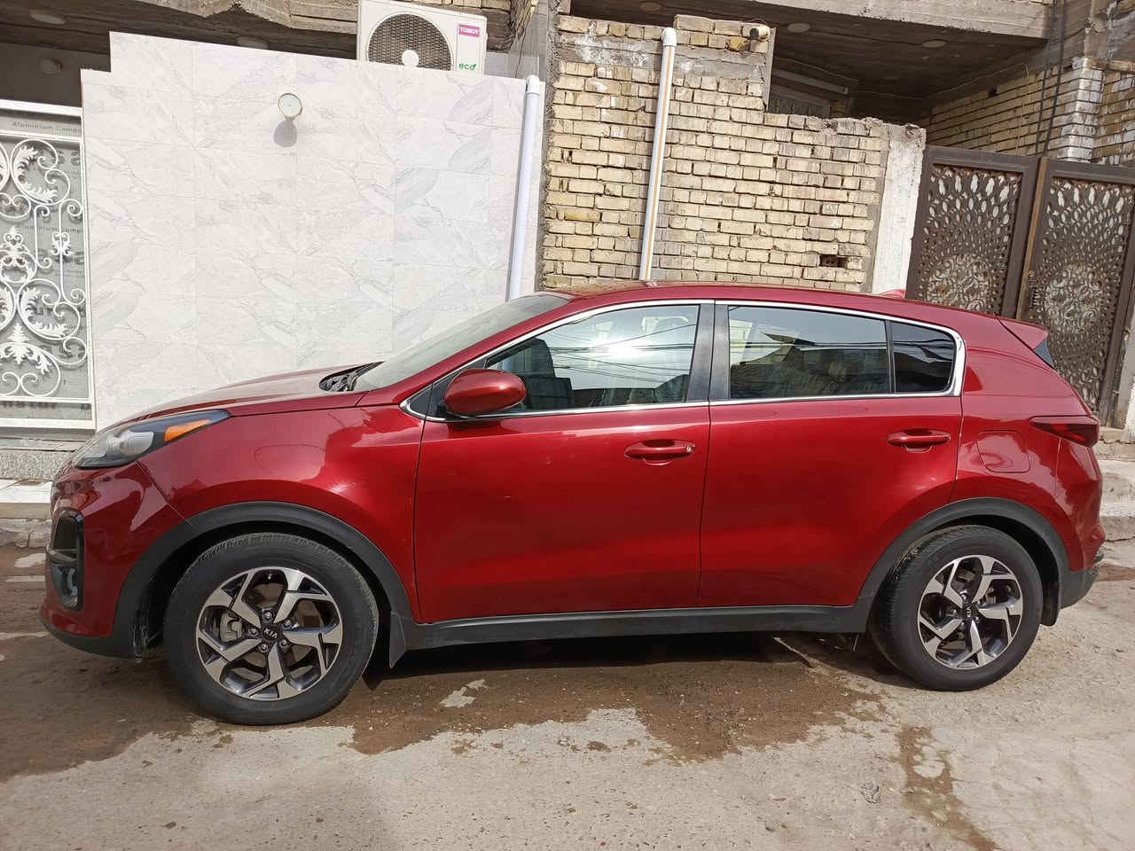 سبورتج 2021وارد امريكي كير ومحرك وصدر مكفولات تبريد ثلج حادثها بنيد تبديل فقط وبارد بحافه الجاملغ الأيمن  تحكم ستيرن قياده ثلاث وظعيات تبريد قطعتين امامي. وخلفي مانع انزلاق ومنحدرات حساس امامي السياره كلش نظيفه من البيت للدوام فقط ماشيه 61 الف باسمي والسنويه تنتهي لغايه 2033 رقم الماني السياره باسمي اول ما استوردوها من امريكا السعر 187وبيها مجال بسيط رقمي ***********

