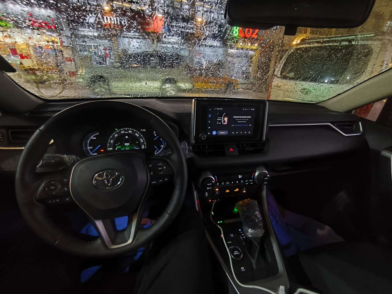 تويوتا راف فور هايبرد ( Toyota RAV4 Hybrid ) - موديل 2024 صُنع اليابان
المسافة المقطوعة: 5,000 ميل فقط.
-أبرز المواصفات والتقنيات:
-دفع رباعي AWD
-فتحة سقف
-نظام رادارات متكامل
-نظام تحديد المسار 
-مقعد سائق بتحكم كهربائي.
-تدفئة للمقاعد + تدفئة ستيرن
-نظام تشغيل عن بعد
-نظام البصمة (دخول وتشغيل ذكي).
-جنطة كهرباء 
-شاشة تدعم نظام "آبل كار بلاي"
-شاحن لاسلكي للهواتف الذكية.
-إضاءة أمامية وخلفية بتقنية LED.
-جميع الايرباكات SRS سليمة

حادثهة فقط مثل ما موضح بالصورة الجاملغ الخلفي الايسر والصندوق وبدون صبغ ولا تبديل قطعة
السعر : 270$

السيارة مرقم بغداد بأسمي حصراً مكانهة بغداد / المشتل
للاستفسار واتساب : ***********
