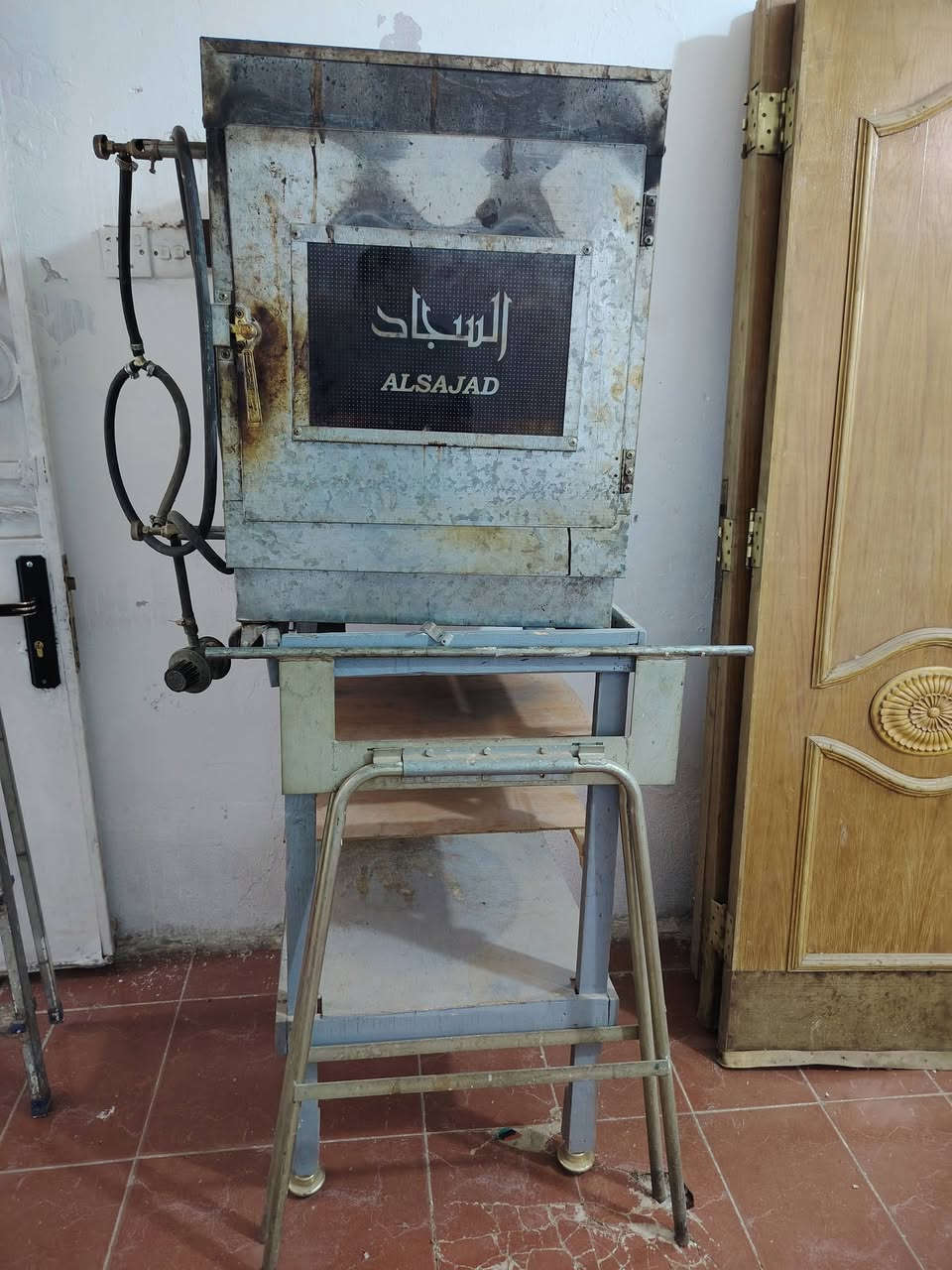 السلام عليكم غراض محل نجاره وعدد نشائيه وبيبان تفصال جدد رايدهن شلع قيمهن بل يرظيه الله وتعالي خاص واني بل خدمه هذا رقمي *********** مكاني جكوك
