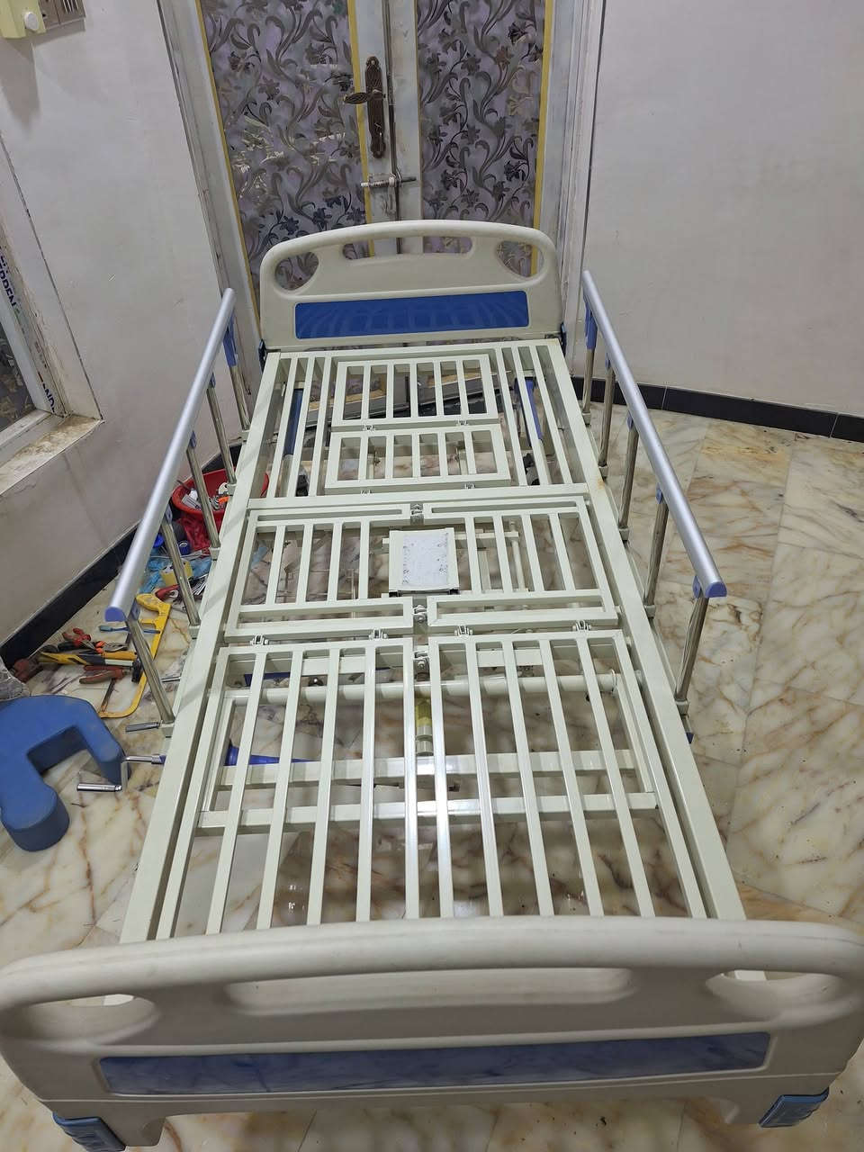 للبيع سريرطبي طبي ميكانيكي ٤ حركات اخو الجديد بسعر ٢٥٠ الف  ***********
