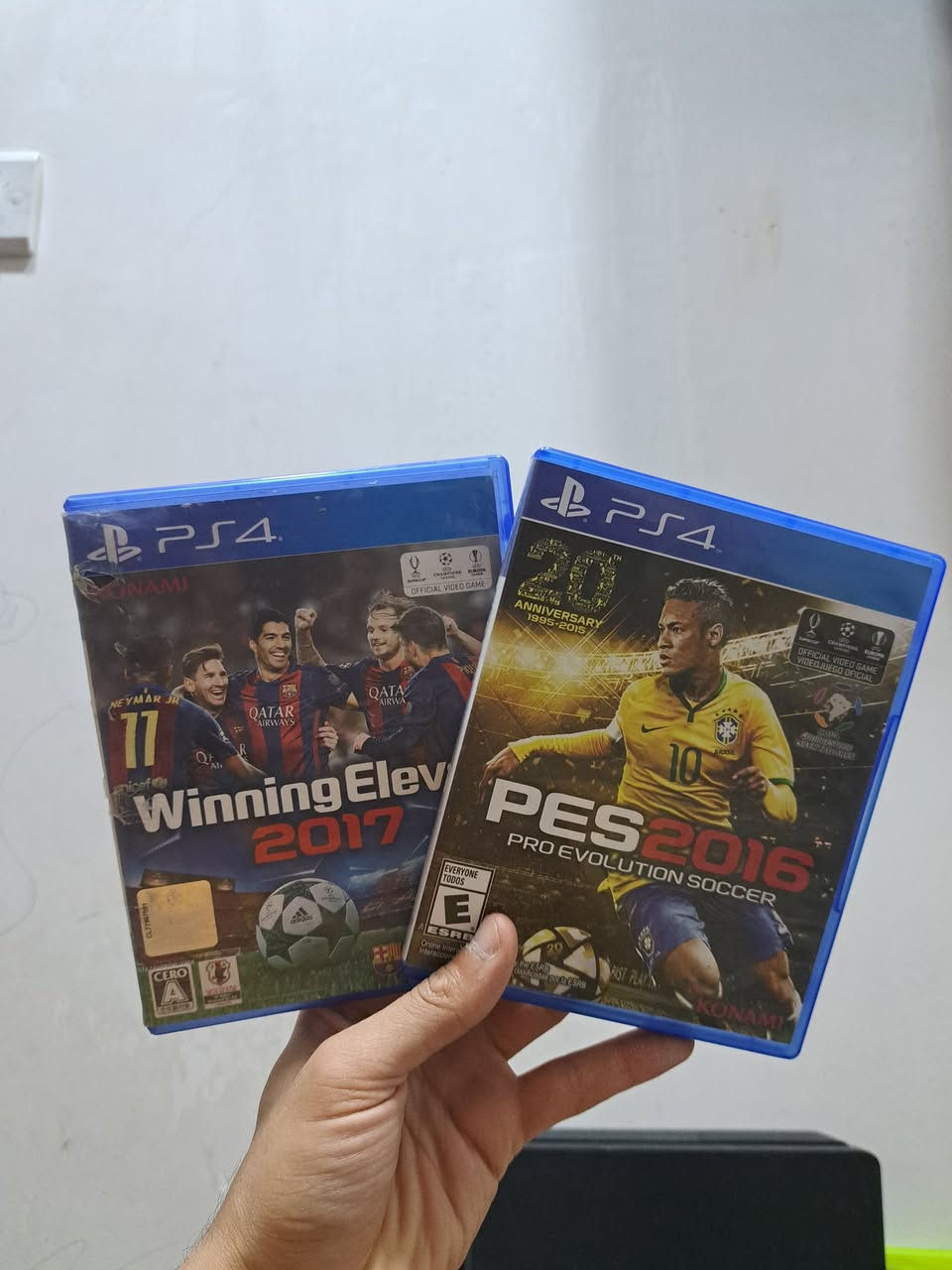 السلام عليكم متوفر بلي فور سلم اونلاين يحتوي على ثلاث جوستكات و خمس اقراص gta , call of duty modern warfare ,Pes 2016 ,Pes 2017  ، the last of us   مع مروحة تبريد و شحن جهة وحدة و ايضا ups يحتاج بطارية الجهاز نضيف جدا الكيبلات معه و يجي وياه ايضا واير شحن الجهاز مفتوح لغرض تبديل مدخل hdmi فقط و الجهاز جدا نضيف السعر ٢٥٠ قابل للتفاوض بغداد الجديدة النعيرية *********** واتساب او تليغرام
