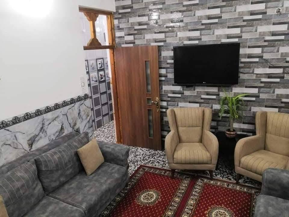الزعفرانية / شارع الزوراء
بيت للبيع طابو زراعي سند 25 مساحة ٨٠ متر 3 طوابق 
 
الطابق الاول يحتوي على استقبال وممر ومطبخ مفتوح وحمام بالاخير مع منور
 والطابق الثاني غرفتين 
والطابق الثالث غرفه وبيتونه نقص بياض فقط
 وقريب علتبليط 100 متر عن الشارع 
سحب مولد وخط كهرباء وطني وماء ومجاري
***********
