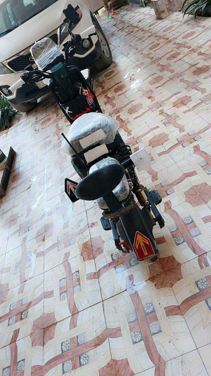 السلام عليكم دراجة للبيع آر 9 موديل 2025 مواصفات 5 بطاريات كبار مو الصغار اشاير و نشرة  وضوء عالي وناصي وهورن وسماعتين صغيرة وكبيرة داخل الدراجة وتغليف الدراجة كامل وأربع سرع ونضام R للخلف المكان ديالى  بعقوبة المفرق و الكاطون بسعر مناسب ومستعجل 360 وبيها مجال لشراي للاستفسار  ***********
