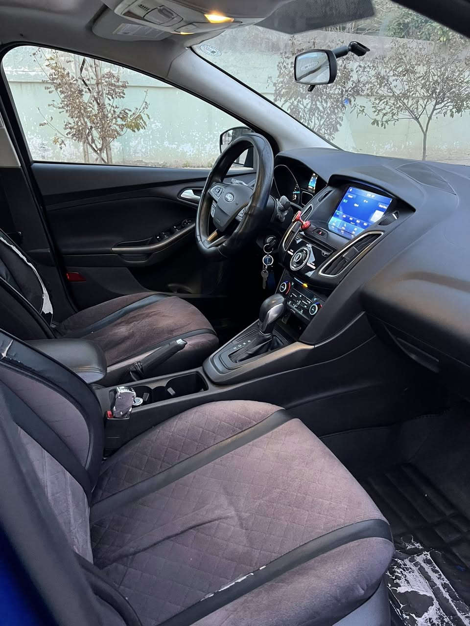 فورد فوكس
لون مميز 
موديل 2018 
هزة وسنوية جاهزة 
ضررها بوند بدون قطره دواخل 
ماشيه 115 KM
كير ومحرك بشرط 
مواصفات السيارة SEL تجي فول ما عدا بصمة 
محرك 2000دوش مرغوب بشرط ما مفتوح 
شاشة كبيره 
كامره 
تحكمات ستيرن 
ويل كب كبير 
فتحة سقف 
مثبت سرعة 
كير توماتيك +عادي 
لد نهاري 
اشاير بل مري 
وباقي مواصفات معروفة 
مكان السيارة موصل حي العربي 
للاستفسار اتصل على رقم ***********
