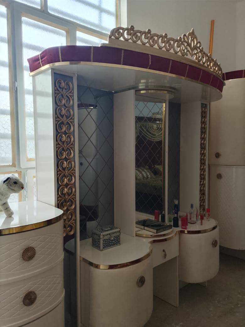 غرفة ٨قطع نضيفه السعر ٥٥٠وبيه مجال الشراي الموشراي لايعامل رجان اي ستفسار عل هاذ الرقم ***********
