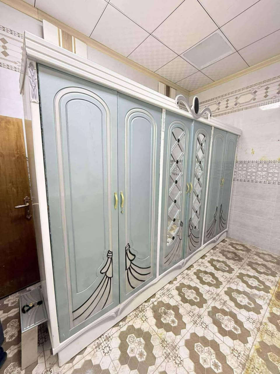 غرفه صاج صبغ حراري
السعر ٨٥٠ ٨٠٠ قفل 
شد نقل داخل بغداد مجاني 
نضافه ٩٠
تسع قطع
شازلون طابوريا هديه مع  دوشك هديه.  *********** واتساب
