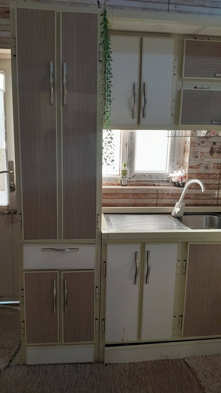 السلام عليكم بلاش بلاش للبيع مجموعة أغراض بيت بسعر مناسب جدا جدا مال جناي اقرا المنشور يله تعلق اخوان الأعزاء ابيع الأغراض شلعه وحده كلهن سوه بسعر واحد 
١.مبردات برفاب ايراني عدد ٢ سرعتين ماطور نحاس مع ميزين حديد هديه مجانيه 
٢.غساله ملابس هيتاشي جديده غسل وتجفيف 
٣. تخم ديوان عشره نفر 
٤. كنتور عراقي نجاره اربعه أبواب طابقين 
٥. جربايه حديد عدد ٢ 
٦. ثلاجة رويال ١١ قدم تجميد ع الشرط 
٧ . اوفن شوي حراري ع الكهرباء ١٣ لتر 
٨. كاونتر المنيوم سنكي مترين مع ثلاث قطع اضافيه 
٩. جربايه نفرين تركي هديه مع ميز بلاستك بابين أيضا هديه
للإستفسار الاتصال ع واتساب ***********
السعر ٨٠٠ شامل كل الاغراض غير قابل للتفاوض يعني سعر نهائي بلاش ما تحصل هيج أغراض بهذا السعر أبدا
