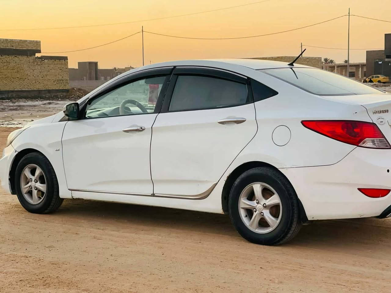 السلام عليكم
اكسنت مديل 2012 خليجي 
مكينه 1600 
تبريد تخم تاير 
حداديه سياره جاهزه مانقصه شي
شاشه كامره حكم استيرن اشاير 
كهربايات سياره جاهزه
رقم قادسيه مكان لسياره السماوه المركز 
السعر 82 وبيه مجال 
لاستفسار ***********
