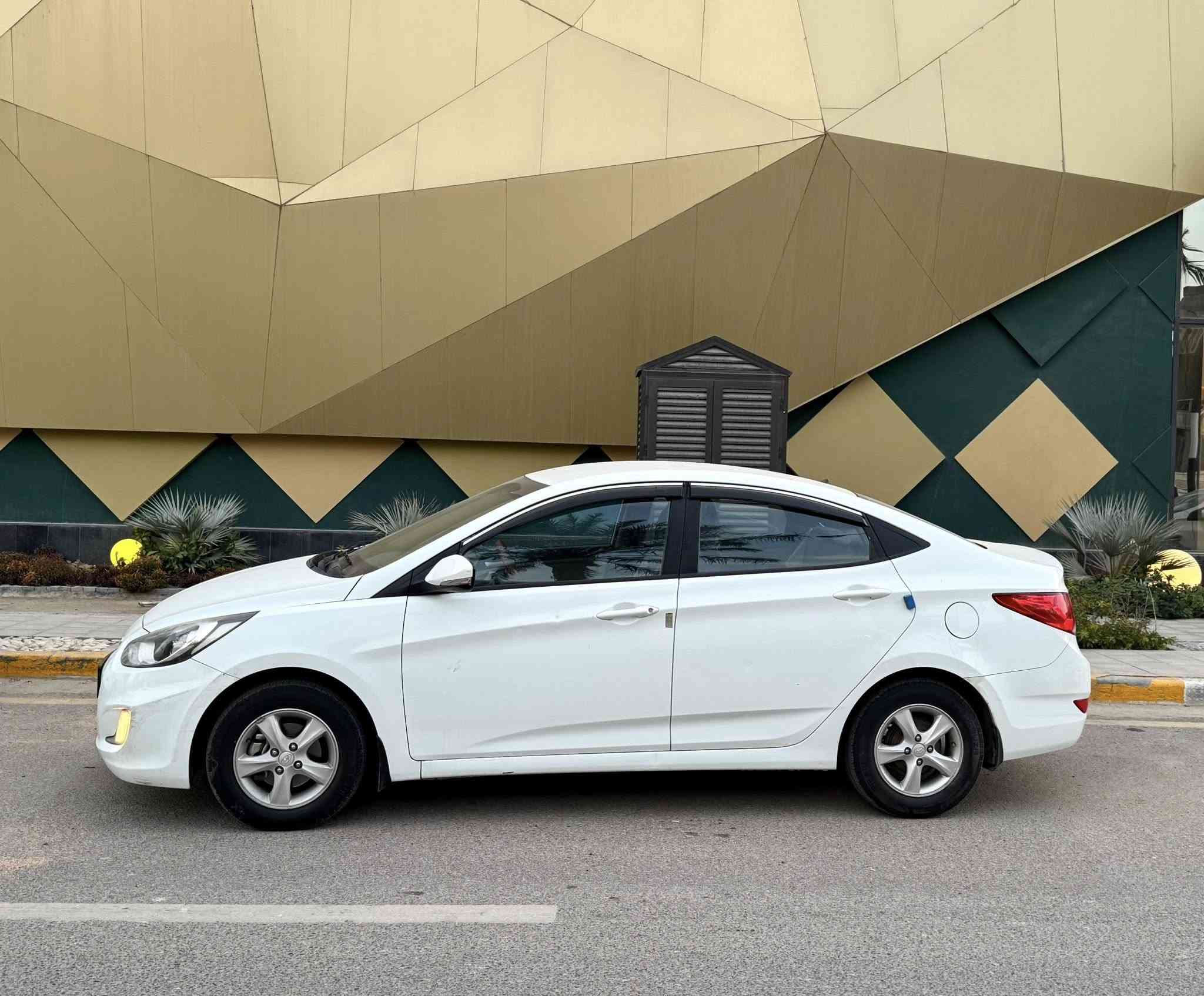 السلام عليكم ورحمة الله وبركاته 
اللبيع أكسنت خليجي  
الموديل 2014
مكفوله من الصبغ والضربة
تحكم ستيرن
محرك 1600
ويل گب گروم
أشاير بالمري 
تبريد ثلج تدفئة
تايرات جديدة
ماشية 66 حقيقي
سياره جاهزه وأستعمال شخصي بعدها بوضع الشركة
بأسمي رقم بغداد الجديد تحويل ثاني يوم سنويه 2029 تاريخ صلاحية
السعر وبيها مجال 112 بيها مجال بسيط  !!
مكان السياره بغداد اليرموك اربع شوارع
رقم الهاتف / ***********
