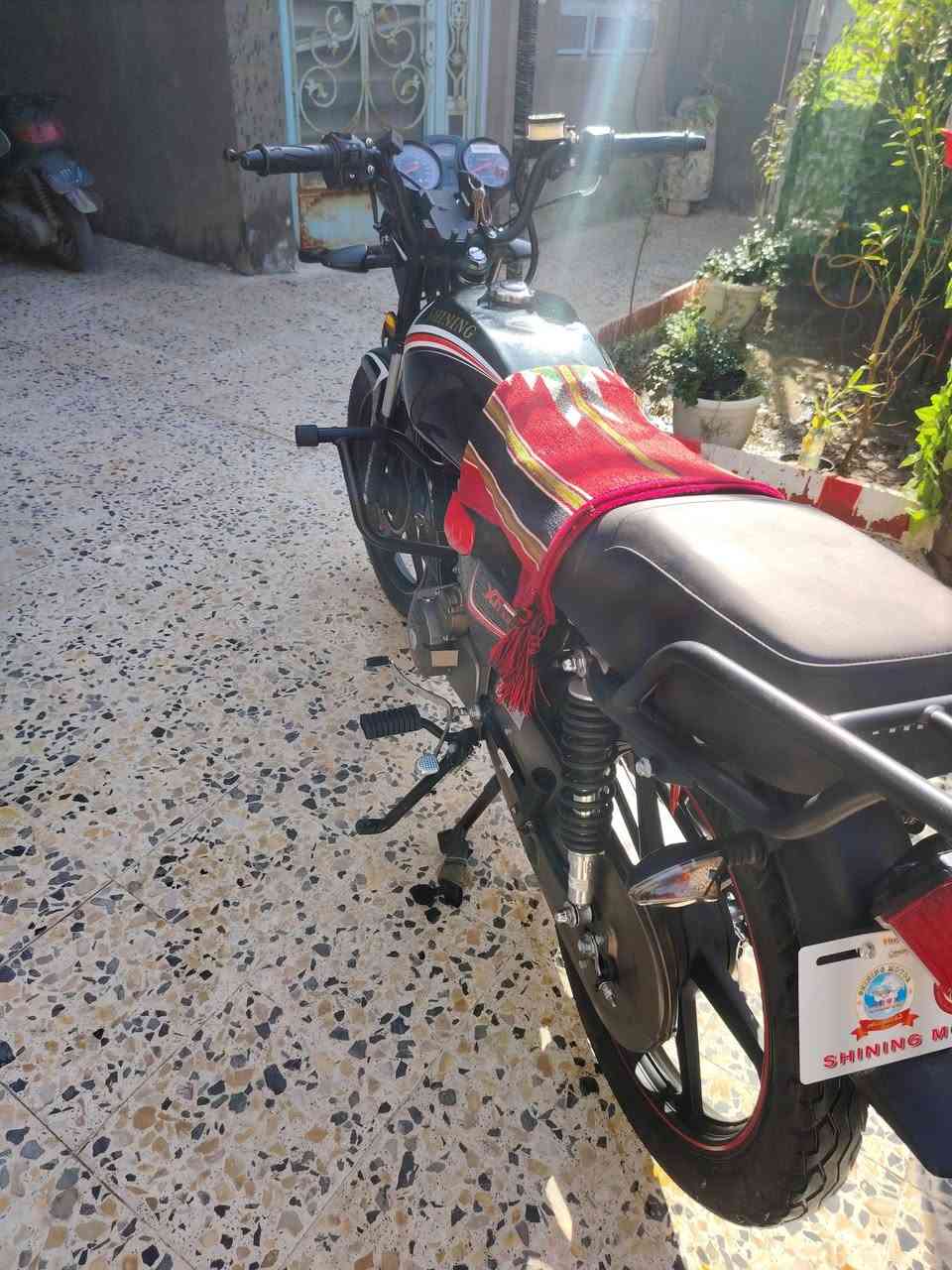 السلام عليكم شباب دراجه دايون شنك طلعته وكيل صارلهه اقل الشهر الدراجه نضيفه حيل تجي وتفحص مديل ٢٣ اوراق اصولي وسعرهه مليون ٤٠٠ الشراي يتصل عله الرقم *********** المو شراي لا يشلع كلبي مكاني رميثه
