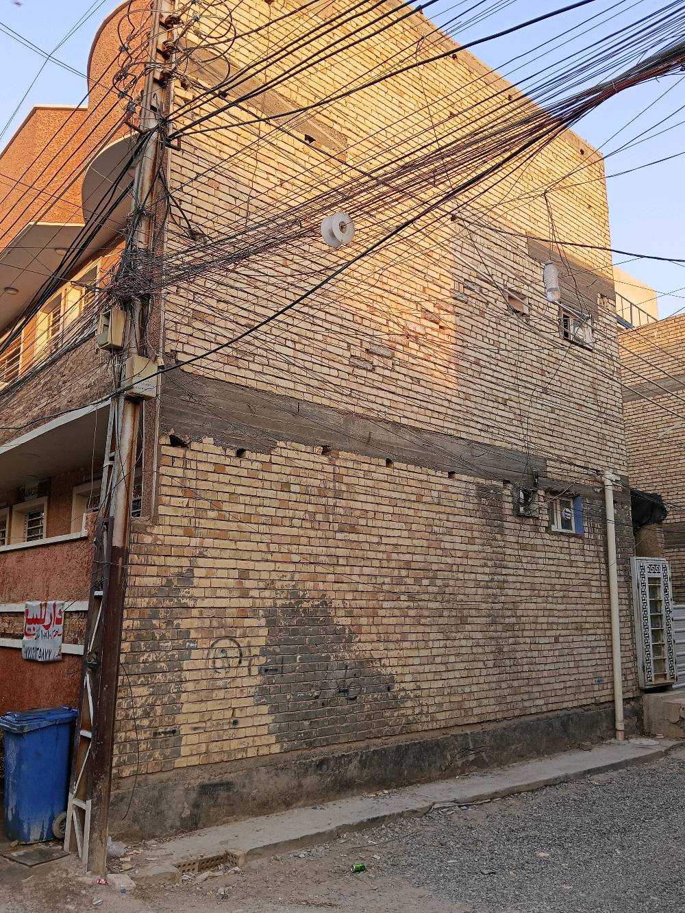 بيت سند 25 اصولي مساحه 100م مربع ركن طابقين الطابق الاول معزول باب فرعيه يتكون الطابق ارضي من غرفه 4*3 وصاله5*5 كبيره ومطبخ 6*6كبير وحمام 3*3 وصحيات خارجيه و الطابق الاول يتكون من غرفه 4*5وصاله5*5 ومطبخ6*5 كبير وحمام 3*3منطقه السريدات المربع الثالث للستفسار اتصال على رقم الهاتف ***********