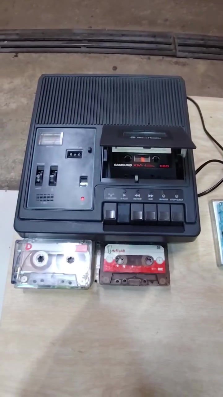 مسجل كاسيت فقط ماركة يابانيه ،،،Bell a Howell,, جديد كلش صنع سنة 1981 مصنوع خاص لدولة سويد جدا نظيف بدون تصليح اوفتح على وضع شركة سعر البيع 120 الف نهائي شراي يوجد توصيل،،***********
