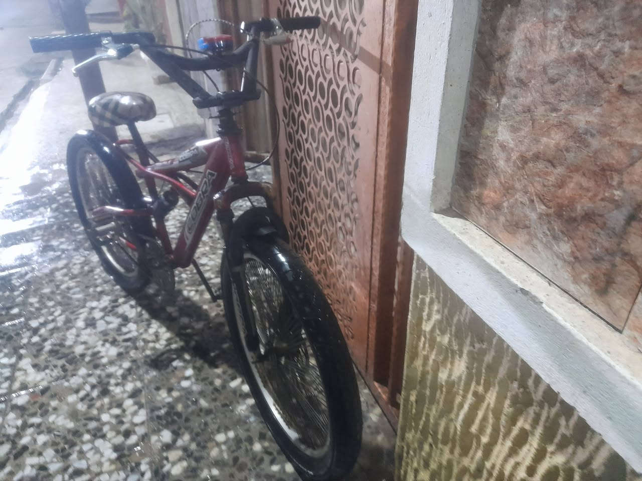 سلام عليكم عندي بايسكل ياباني لبيع ٦٥ قفل مكاني بغداد حي مهندسين اتصال ع رقم *********** بي واتساب
