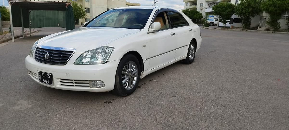 سەرەتا بە ناوی خوای گەورە 
شاهینە ٢٠٠٥ 
مەکینە ١٨٢ 
بی دوکەڵ 
٣ دوگمە  و پەردە
رۆنی مەکینەی تازە گۆڕاوە 
رۆنی گێری تازەیە 
چوار ویل نەوتی 
چوار تایەی تازە
بنی دوراوەتەوە 
شانەکانی چاک کراوە 
کابرای مەزبووتە 
ئاخیر دیناری لی مەسرەف کراوە 
ڕادارە 
یەک ساجی نەشکاوە 
سەیارەکە هەتا بلیت جوان و بی مەسرەفە 
لە قەلادزیم 
 سەیارەکە کۆدی نییە 
***********
