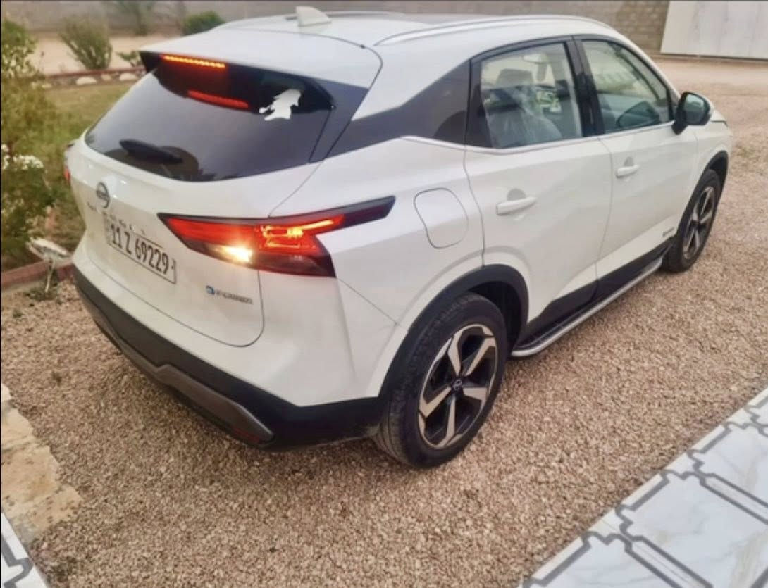 للبيع نيسان قشقاي e-Power (هايبرد) - وارد خليجي - فول مواصفات 🚗⚡️
المكان: الأنبار - الرمادي
السعر: 170 ورقة (17,000$) وبيه مجال بسيط للجادين (البيع مستعجل).
المواصفات التقنية (للي يدور تكنولوجيا ونظافة):
السيارة بنظام e-Power الحديث (محرك كهربائي بالكامل والشحن عن طريق البنزين)، عزم جبار واقتصاد وقود خيالي.
• نظام القيادة والتحكم:
• نظام القيادة الذاتية (ProPILOT): ذكاء اصطناعي وتحديد مسار.
• هندبريك بصمة (Electric Parking Brake).
• نظام (Auto Hold): يريحك جداً بالازدحامات (السيارة توقف بدون ما تدوس بريك).
• نظام الحساسات الشامل: تنبيه عند الجلوس (حساسات كشن) تظهر بالشاشة.
• التبريد والراحة:
• تبريد قطعتين (ثنائي المناطق): تبريد خلفي مستقل وقوي جداً.
• شاشة لمس كبيرة: تدعم الخرائط، Apple CarPlay، و Android Auto.
• الرؤية والاضاءة:
• نظام كاميرات 360 درجة: رؤية محيطية كاملة للسيارة من كل الجوانب.
• لايتات LED: أمامية وخلفية أصلية بإنارة قوية جداً وتصميم حديث.
• رادارات: أمامية وخلفية وجانبية (تنبيه النقاط العمياء ومنع الاصطدام).
• المميزات الخارجية:
• سقف بانوراما كبير.
• بصمة تشغيل وبصمة أبواب.
• تحكم ستيرن كامل (فول دقم).
حالة البدي (بكل أمانة ومصداقية):
السيارة مكفولة من الحوادث القوية، بيها فقط (شخطة بسيطة جداً) بالجاملغ وشيء بسيط بالباب (ضربة خفيفة مو مؤثرة)، وباقي السيارة بحالة الوكالة.
ملاحظة: المواصفات "فول" عدا الكشنات والصندوق (يدوي).
السيارة لقطة واقتصادية، والبيع لغرض السيولة فقط.
للتواصل والاستفسار:
[ ***********]
