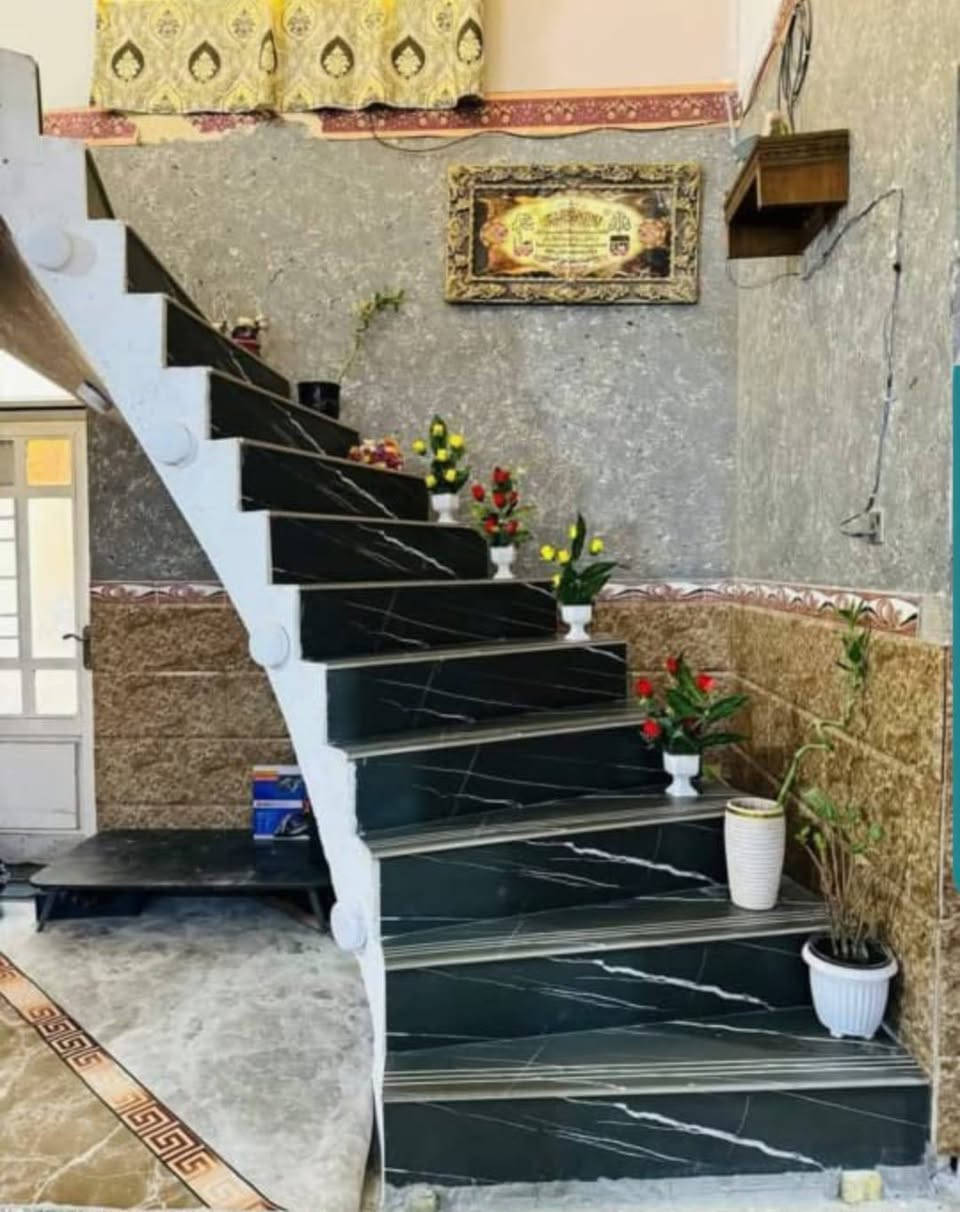 دار البيع فلوجة قرب جسر الثالث يبعد عن شارع ستين الخدمي دقيقتين المساحه 400 سند زراعي 25 مفوض بطابو دفعت رسومات معامله كامله بس استلم سند طابو صرف شارع 12 متر سعر 120رقم صاحب البيت ***********
