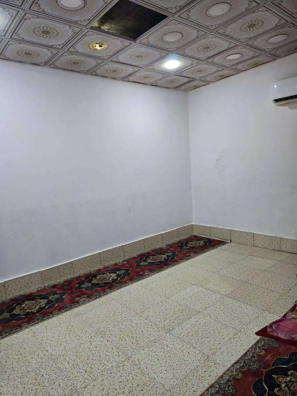 بيت زراعي للبيع مساحته 250متر استقبال 8في 4غرف 25في 6 صاله مفتوحه عل غرف جبيره حمامات 2 بيت جاهز سعره 25 وبي مجال الشراي يتصل عل خاص او عل رقم هاذا شارع المطار قرب سيد حبيب ***********
