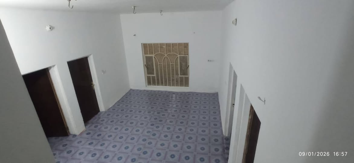 شقة للايجار طابق اول
بناء نظيف
على الشارع مباشره

4  غرف نوم 
مطبخ
صحيات 
سطح

التواصل حصرا مع الرقم
***********
غير متواجد على الفيس
