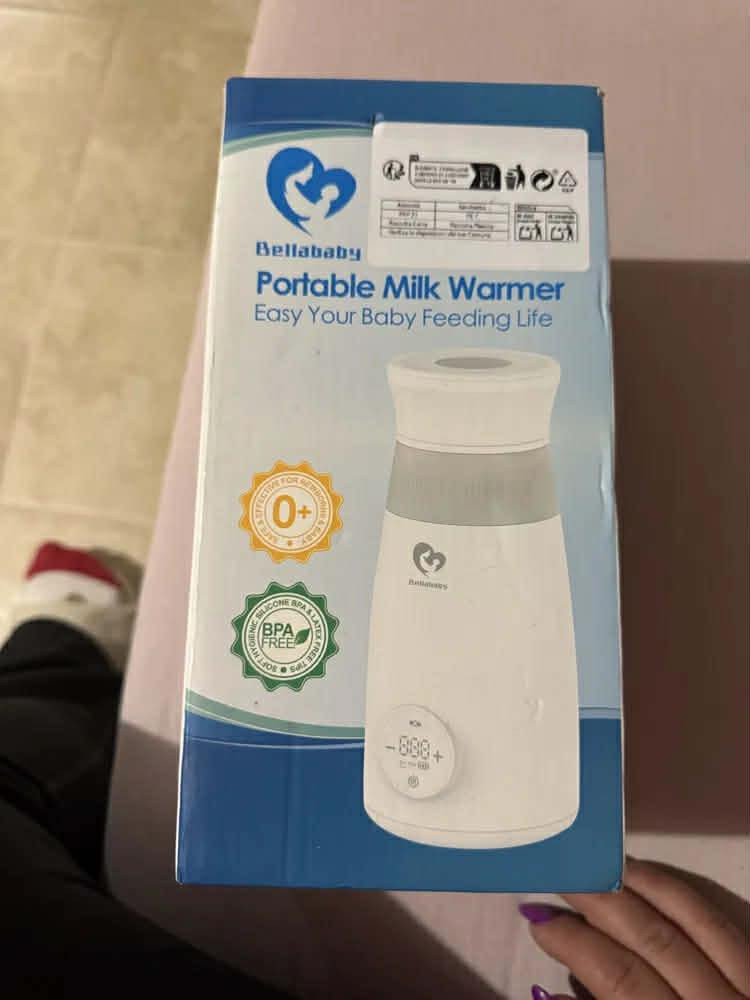 النوع الاول 

هذا الجهاز هو سخان الرضاعات المحمول من Comfyer Baby، وهو حل ممتاز للأمهات اللواتي يحتجن لتجهيز رضعة الطفل أثناء التنقل أو السفر. إليك المواصفات والسعر:
📋 المواصفات الفنية
• تصميم محمول: يعمل ببطارية قابلة لإعادة الشحن (عادةً بسعة 9000 إلى 10000 مللي أمبير)، مما يجعله يعمل لاسلكياً بالكامل.
• تحكم دقيق بالحرارة: مزود بشاشة LED رقمية تظهر درجة الحرارة الحالية، ويمكنك ضبطها بين 37°C و 50°C (أو حتى 55°C في بعض الموديلات) لتناسب نوع الحليب.
• سرعة التسخين: يمكنه تسخين كمية صغيرة من الماء أو الحليب في غضون 5 إلى 10 دقائق تقريباً حسب الكمية ودرجة البرودة الأصلية.
• جودة المواد: الجزء الداخلي مصنوع من الفولاذ المقاوم للصدأ (Steel 316) الآمن غذائياً، وهو مقاوم للصدأ والروائح.
• الشحن: يتم شحنه عبر وصلة USB-C، ويمكن شحنه في السيارة أو عبر "الباور بانك".
• الحماية: يتميز بنظام غلق محكم لمنع التسرب داخل الحقيبة.
💰 السعر التقريبي
يختلف السعر حسب المتجر أو إذا كان المنتج أصلياً أو من الموديلات المشابهة، ولكن بشكل عام:
• السعر العالمي: يتراوح بين 50 إلى 75 دولار أمريكي.

النوع الثاني 

هذا الجهاز هو سخان الحليب والمياه المحمول من ماركة GROWNSY، وهو واحد من أكثر الأجهزة كفاءة للأمهات اللواتي يخرجن بكثرة مع أطفالهن. إليك التفاصيل الكاملة:
📋 المواصفات الفنية
• الماركة: GROWNSY (ماركة عالمية مشهورة بمستلزمات الرضع).
• البطارية: يتميز ببطارية قوية جداً بسعة 15,000 مللي أمبير، وهي أكبر من أغلب الأجهزة المنافسة، مما يسمح بتسخين عدة رضعات بشحنة واحدة.
• التحكم بالحرارة: شاشة LED رقمية تعرض الحرارة بوضوح، ويمكنك التحكم الدقيق بالدرجة المطلوبة (غالباً بالفهرنهايت أو السيلزيوس حسب الموديل).
• السرعة: يسخن الحليب أو الماء في غضون 4 إلى 6 دقائق تقريباً.
• المواد: الجزء الداخلي مصنوع من الفولاذ المقاوم للصدأ 316L (درجة طبية)، وهو آمن تماماً ولا يتفاعل مع السوائل.
• الشحن: يدعم الشحن السريع عبر منفذ USB-C، ويمكن استخدامه أثناء شحنه في السيارة أو من خلال شاحن الهاتف.
• ميزة الحفاظ على الحرارة: يمكنه الحفاظ على دفء السائل لمدة تصل إلى 12-24 ساعة حسب درجة الحرارة المحددة.
💰 السعر التقريبي
يعتبر هذا الموديل (Grownsy) من الفئات الممتازة (Premium)، لذا قد يكون سعره أعلى قليلاً من الماركات العادية:
• عالمياً (أمازون): يتراوح بين 70 إلى 90 دولار أمريكي.
• في العراق: يتوفر في المتاجر المتخصصة للأطفال بسعر يتراوح بين 100,000 إلى 125,000 دينار عراقي.

النوع الثالث @

جهاز تسخين الحليب المحمول من Bellababy (الموديل الموضح في الصورة) هو جهاز عملي جداً للأمهات أثناء التنقل أو السفر. إليك أهم مواصفاته ومميزاته بناءً على نوع الجهاز:
المواصفات الأساسية:
• لاسلكي ومحمول: يعمل ببطارية قابلة لإعادة الشحن (غالباً بسعة كبيرة تكفي للاستخدام من 6 إلى 8 ساعات أو لعدة عمليات تسخين).
• التحكم الدقيق في الحرارة: يتميز بشاشة LED رقمية تعرض درجة الحرارة الحالية، ويسمح لكِ بضبط الدرجة المطلوبة (غالباً ما بين 37 درجة مئوية إلى 50 درجة مئوية أو ما يعادلها بالفهرنهايت).
• خامات آمنة: مصنوع من مواد خالية من مادة BPA (BPA Free) كما هو موضح بالملصق الأخضر على العلبة، والجزء الداخلي عادة ما يكون من الفولاذ المقاوم للصدأ (Stainless Steel) عالي الجودة.
• وظيفة الخلط (التقليب): بعض موديلات هذا الجهاز تحتوي على مغناطيس داخلي (خلاط) يساعد على مزج الحليب البودرة مع الماء بسرعة ومنع التكتل أو فقاعات الهواء.
المميزات:
• مناسب لحديثي الولادة (0+): مصمم ليكون آمناً ولطيفاً على حليب الأم أو الحليب الصناعي.
• سهولة التنظيف: الفتحة واسعة بما يكفي لتنظيف الجزء الداخلي بسهولة، وبعض الأجزاء قابلة للفصل.
• شحن USB: يمكن شحنه عبر الشاحن الجداري، شاحن السيارة، أو حتى "الباور بانك".
• الإغلاق التلقائي: يتوقف عن التسخين بمجرد الوصول لدرجة الحرارة المطلوبة للحفاظ على فوائد الحليب ومنع ارتفاع الحرارة الزائد.

#مستلزمات اطفال
#دفايات 
حليب اطفال


**إذا كنت صاحب هذا الإعلان وتريد حذفه لأي سبب، رجاءا أرسل رسالة إلى الدعم الفني**