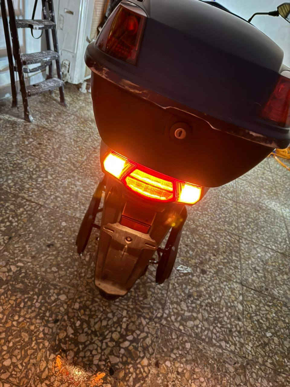 السلام عليكم دراجه شحن مستخدمه للبيع
مواصفات
لبطاريات 8 
الملف 3000 
سرعه 90 حقيقي
بيها صندوكين شاحن تايب A اثنين 
سماعات 
درع 
3 سرع بيها 
وه R
حساسات بريك 

الملحقات 
خوذه شحن
وه مرايات جانبيه
تجي دبل بصمه 
دبل صويج

السعر 8000الف
المكان بق
بغداد الحبيبيه 
الرقم 7831113343


**إذا كنت صاحب هذا الإعلان وتريد حذفه لأي سبب، رجاءا أرسل رسالة إلى الدعم الفني**