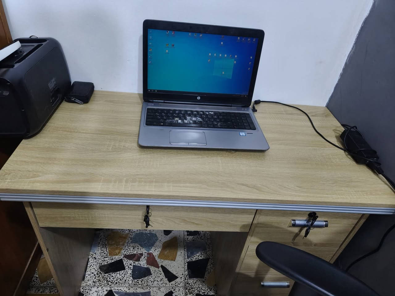 كرسي كيمنك من DEEP FURNITURE يتحمل وزن ثقيل فوك 150 كيلو
نضافه 100
مستخدم شهر
السعر 110
الجديد ب 170

ميز مكتبي عرض متر
مستخدم 3 أيام 
السعر 60

العنوان بغداد الشعلة 
توصيل ماعندي
***********
