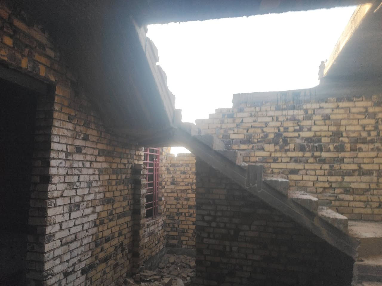 هيكل للبيع
طابوووو صرف
هيكل مسقف صب اساس وسقف 
٢٥٠ متر واجهه عشرة ونزال ٢٥ 
ثلاث غرف نوم استقبال مطبخ صالة وباقي ملحقات البناء 
نقص بيتونه موادها موجوده 
الحولي ثاني بجهة المجمع السكني ،، بناء ٢٠٢٤ ،،،، 68مليون
*********** متوفر واتساب و ماسنجر
