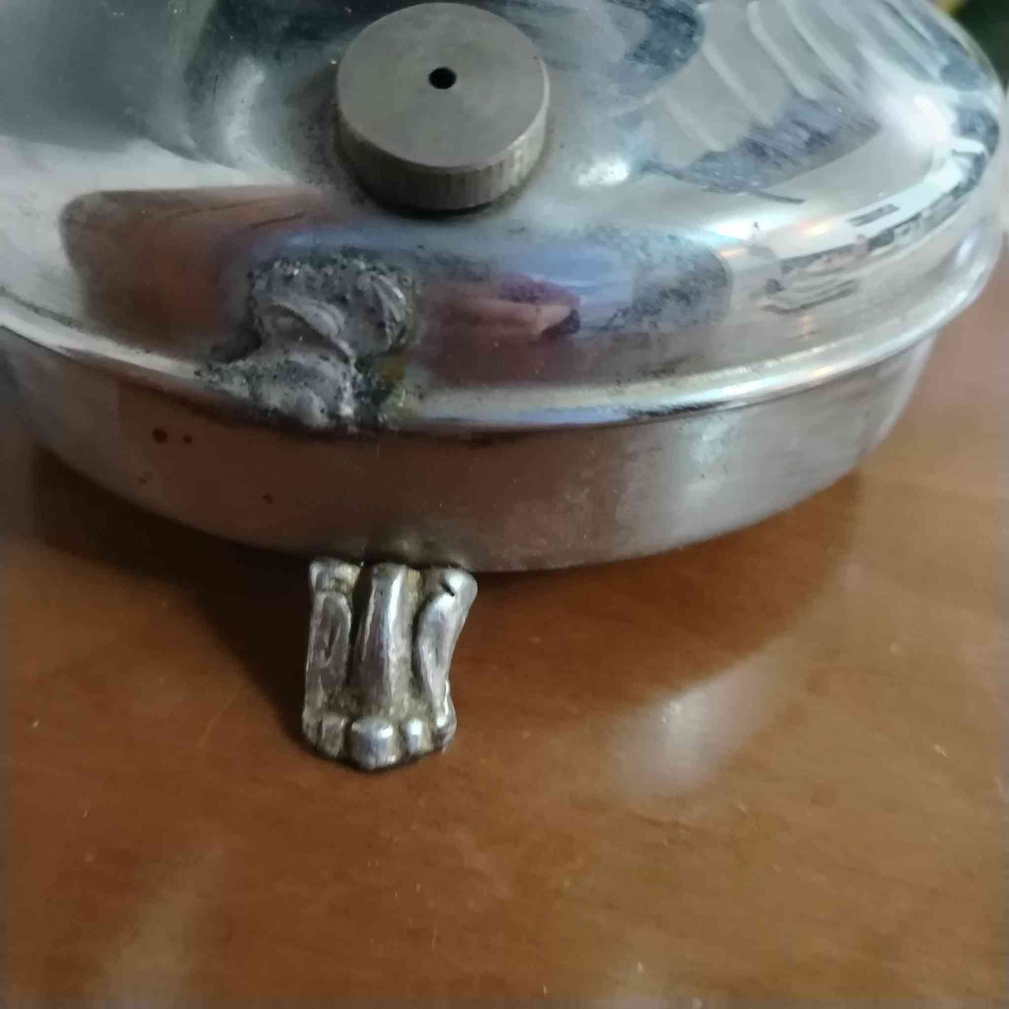 "هذا السماور للبيع، قديم (أنتيك)، بس تانكي النفط مالته مزروف. خلّوا سعركم ببالكم، وإذا السعر عجبني، الله يبارك للشراي."


**إذا كنت صاحب هذا الإعلان وتريد حذفه لأي سبب، رجاءا أرسل رسالة إلى الدعم الفني**