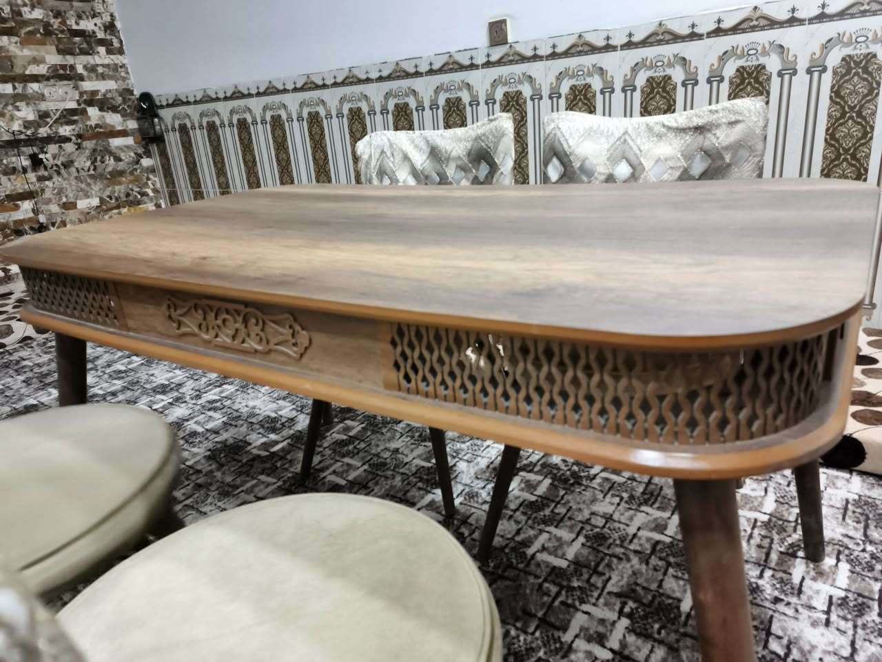 ميز طعام نضافه 100 فول الفول سعر 200 بيه مجال لاتكولي غالي ميز درجه اولى ***********
