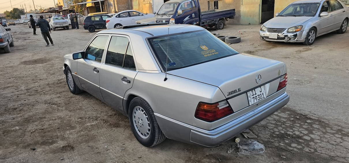 سلام عليكم مارسيدس دب 300 موديل 1990 مكينه بلادي قبق اسود قواعد دبل بلاديات سياره جاهزه كل نقص مابيه السعر 77 وبيه مجال مكان السياره كربلاء للاتصال ***********
