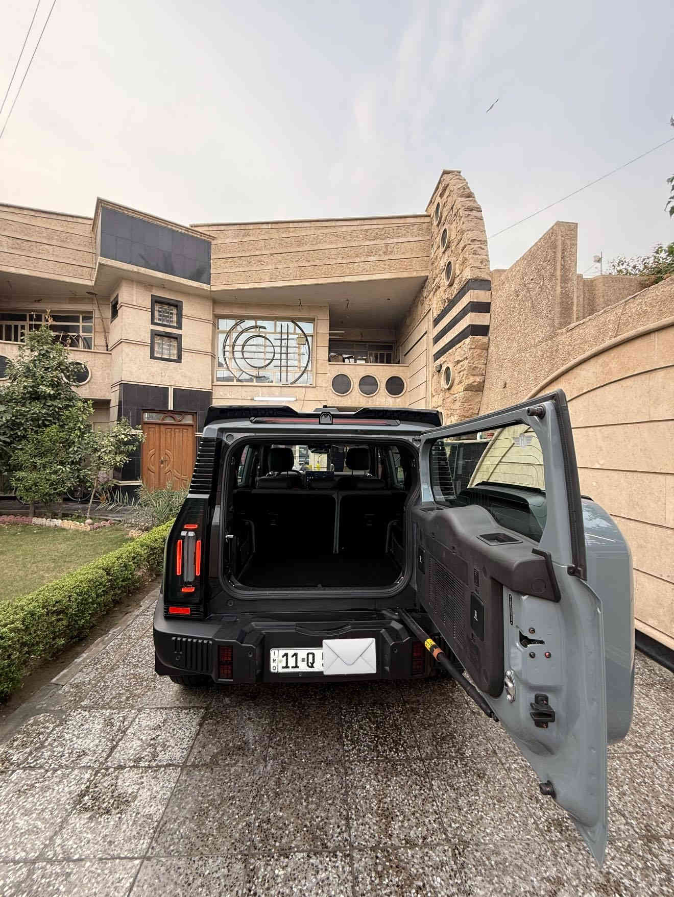 جيتور T2 2.0L LUXURY
رقم بغداد (مميز)
الموديل: 2025 (خليجي)
العداد: 24,500
المحرك: 4 أسطوانات L 2.0 تيربو 254 حصان حقن مباشر
عزم الدوران (نيوتن-م): 390
ناقل الحركة: اوتوماتيكي دبل كلاتش من 7 سرعات
نظام الدفع: نظام دفع رباعي متطور من BorgWarner
استهلاك الوقود: 8.8 لتر لكل 100 كم

المواصفات:
*فتحة سقف بانوراما 1.1م
*إطارات قياس 20 إنچ
*الصندوق شفط
*الشباك الامامي المضاء بجيتور 
*مثبت سرعة مع رادار تفاعلي
*نظام القيادة شبه الذاتية
*نظام الكبح التلقائي في حالة الطوارئ
*نظام تحذير الاصطدام الامامي والخلفي
*كاميرات محيطية 540 درجة
*حساسات أمامية وخلفية
*نقطة عمياء
*نظام تحذير مغادرة المسار
*نظام المساعدة للبقاء في المسار
*شاشة التحكم بقياس 15.6 إنچ
*شاشة القيادة بقياس 10.25 إنچ
*نظام صوتي متطور 12 سماعة من Sony
*نظام أبل كاربلاي وأندرويد أوتو لاسلكي
*نظام اوامر و تحكم صوتي
*مقصورة الركاب من الجلد الفاخر والكنتارا
*مقعد السائق والراكب كهربائي
*مقاعد السائق والراكب مبردة و مدفئة
*مقاعد السائق والراكب مزود بذاكرة لحفظ 3 وضعيات الجلوس
*إنارة ترحيبية مع إنارة محيطية متعددة الالوان
*عتبات الأبواب مضيئة
*مصابيح أمامية وخلفية أوتوماتيكية LED 
*التكيف التلقائي للضوء العالي
*نظام تقليل الضجيج النشط مع زجاح مزدوج
*المرايا الجانبية قابلة للطي كهربائياً ومدفئة
*دخول ذكي و تشغيل عن بعد
*خاصية إغلاق نوافذ وفتحة السقف عن بعد
*شاحن هاتف لاسلكي سريع
*نظام تنقية الهواء PM2.5 وفلتر N95
*مسند الذراع الوسطي مع ثلاجة
*انماط قيادة متعددة للطرق الوعرة
*وسائد هوائية امامية و جانبية عدد 6
*ماسحات الزجاج الأمامي مع حساس للمطر
*دوسات جانبية
*نظام الفرامل الأوتوماتيكي Autohold
*نظام التحكم بنزول المنحدرات
*نظام المساعدة لصعود المرتفعات
*نظام مراقية ضغط الاطارات

السياره عليها اضافات خارجية 
مكاني زيونه 
رقمي ***********
السعر 38,400,000 دينار عراقي
