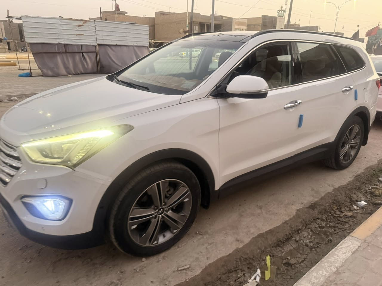 هيونداي جراند سنتافي 2014 خليجي  مكفوله كفاله عامه ماعده بارد بيه جهه الباب الخلفي گد خمس اصابع طرف الباب  (أعلى فئة) هي SUV عائلية بـ 7 مقاعد، تتميز بمحرك 3.3 لتر V6 (ينتج 270 حصان)، دفع رباعي، وفتحة سقف بانوراما. تأتي بتشغيل بصمة، مقاعد جلد كهربائية مع تبريد وتدفئة، نظام ملاحة، كاميرا خلفية،  تتوفر مساحة أوسع (أطول 225 ملم) من النسخة العاديه 
أبرز المواصفات التفصيلية (الفول الكامل/الجراند):
المحرك والأداء: 3.3 لتر، 6 سلندر، 3300 سي سي، ناقل حركة أوتوماتيكي بـ 6 سرعات.
التصميم: فتحة سقف بانورامية، مصابيح ضباب، شبك أمامي مطلي بالكروم.
التجهيزات الداخلية: 7 مقاعد جلد (صف ثالث قابل للطي)، مقاعد أمامية كهربائية مع ذاكرة وتبريد/تدفئة، مكيف خلفي.
التقنيات: شاشة نظام ملاحة/ترفيه، تشغيل بضغطة زر (بصمة)، دخول بدون مفتاح، مثبت سرعة.
السلامة والأمان: نظام مراقبة النقطة العمياء،نظام (ESC) للتحكم بالاستقرار، نظام (HAC)'…اشاره ترحيب عن بعد السيارره فوووول الفووول 

مكينه  6 سلندر يعني 3600 وگير وحداديه وتخمً تاير جديد ع الشرط ترايك للبصره لاتنقيص ولاتبخير ابيع شررط يعني مضمونه سياره بسمي شخصيا مراوس او بيع 
رقم الماني الجديد هزه جديده كله جديد فقط مداور المرور 
السعر 183 الاتصال ع الرقم ***********او ***********
