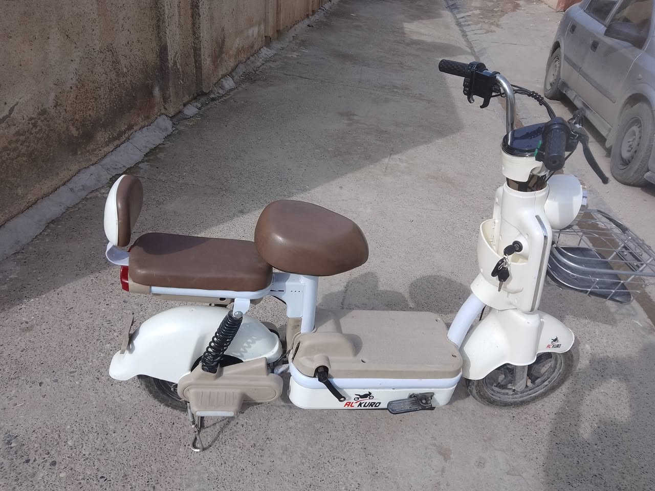 السلام عليكم
ماطور شحن للبيع 
لون كريمي 
حجم 14
3نمر
4 بطاريات
مثبت سرعة 
لايت عالي وناصي 
بريك امامي وخلفي 
دبلات 
بلوتوث
شاحنة اصلية
بصمة تشغيل عن بعد  
انذار سرقة 
قفل مركزي تاير خلفي 
للاستفسار الاتصال ***********.
