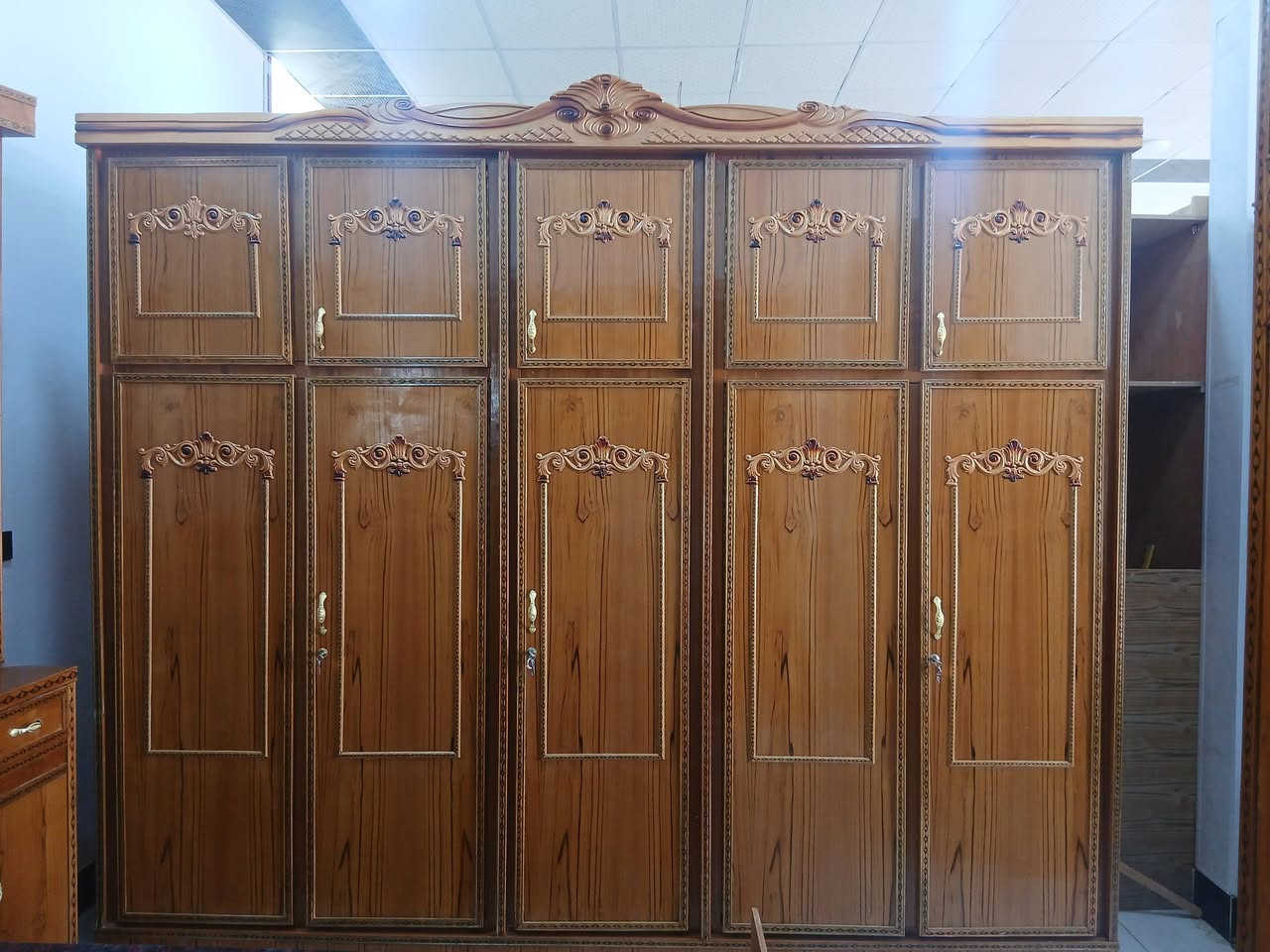 يوجد غرفه نوم خشب صاج جديد مستخدم شهر واحد للبيع سعرها مليون 350 وبي مجال للإستفسار اتصل***********
