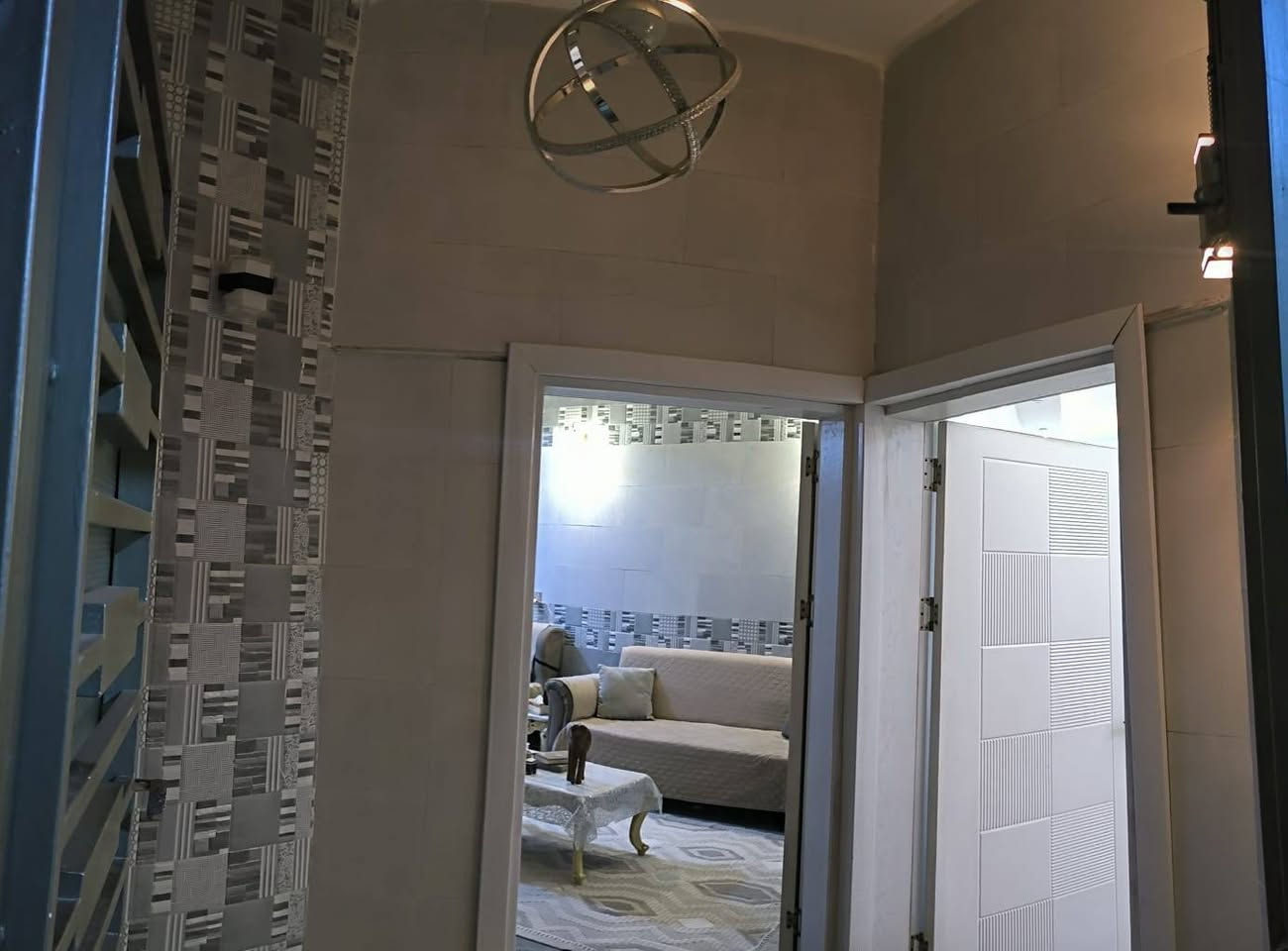 السلام عليكم /السعر 160مع المجال البسيط 
مساحة أرض 350م من ضمنها بيت مساحته 150م في شارع الحافظ بالقرب مشاتل العتبة الحسينية جنس العقار طابو سند 25 تحويل مباشر باسم المشتري يحتوي البيت على 
كيليدور 2&2
 إستقبال 9&٤
هول 4&4 مع موزع كما موضح بالصورة 
مطبخ 4&4
غرف نوم عدد 2 /4&5
صحيات داخلية 3&2
البناء بلوك الأرضية مرمر البيت مع الاثاث سبالت عدد 4 مع تخم قنفات مع كاونتر كوارتز 
التواصل على الرقم 

0772 448 6409
