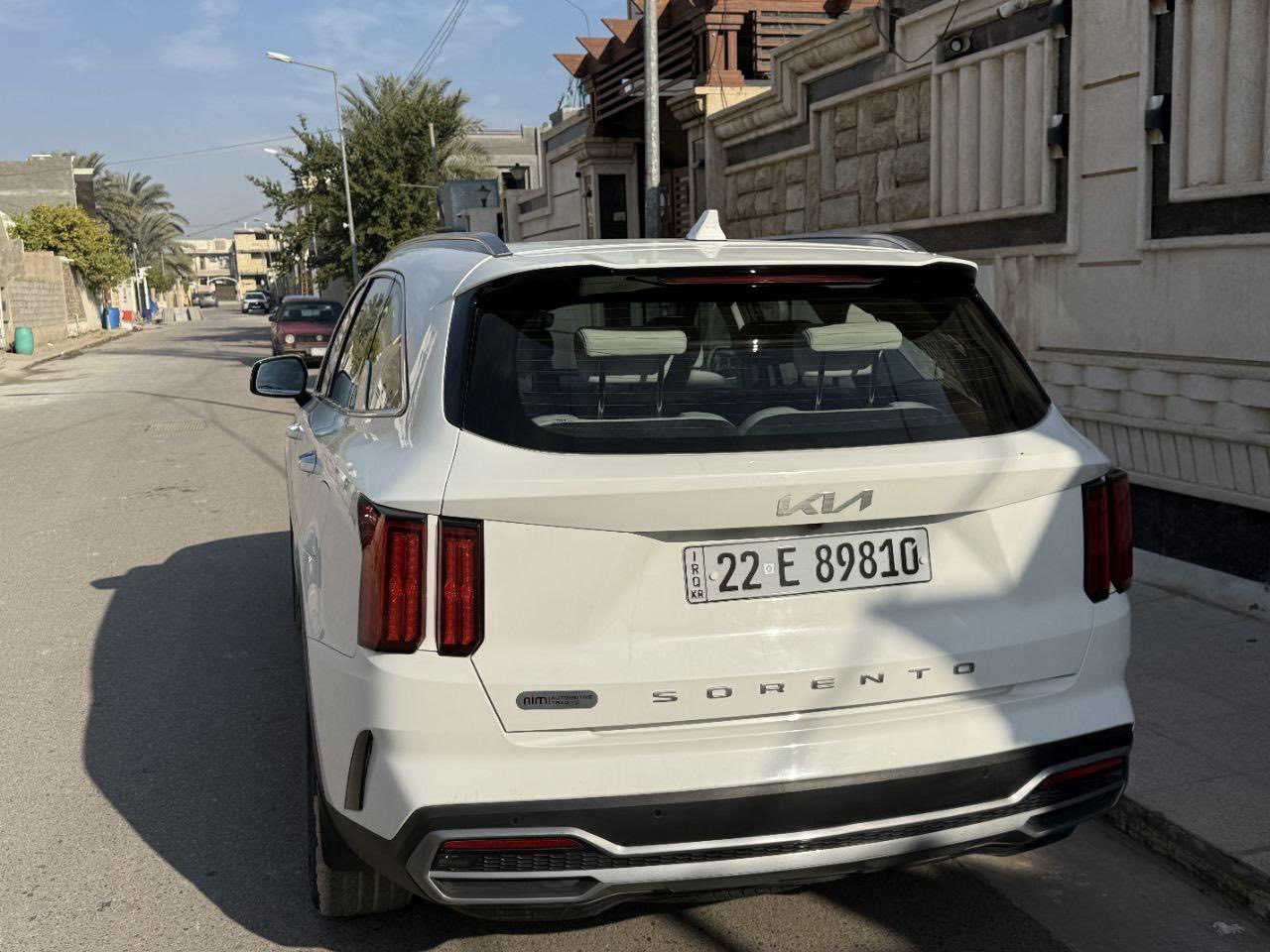 السلام عليكم 
للبيع كيا سورينتو 6  سلندر فل مواصفات
ضمان شركة (نم)
الموديل: 2022
ماشيه 80 الف km
المحرك: 6 سلندر V6 - 3.5 لتر
القوة: حوالي 270 حصان
القير: أوتوماتيك 8 سرعات
عدد المقاعد: 7 ركاب
المواصفات:
• فل مواصفات
* ﻿﻿شاشة كبيرة + نظام ملاحة
* ﻿﻿Apple CarPlay / Android Autc
* ﻿﻿كاميرات + حساسات أمامية وخلفية
* ﻿﻿نظام النقطة العمياء + الحفاظ على المسار
* ﻿﻿مثبت سرعة ذكي
* ﻿﻿مقاعد كهرباء
* ﻿﻿فتحة سقف بانوراما
* ﻿﻿تشغيل بصمة + دخول ذكي
* ﻿﻿إضاءة LED كاملة
* ﻿﻿جنوط رياضية
3) السلامة:
* ﻿﻿ABS - EBD
* ﻿﻿وسائد هوائية متعددة
* ﻿﻿تحكم بالثبات
.
المكان: الفلوجه 
للتواصل ومعرفة التفاصيل والسعر اتصل على :***********
