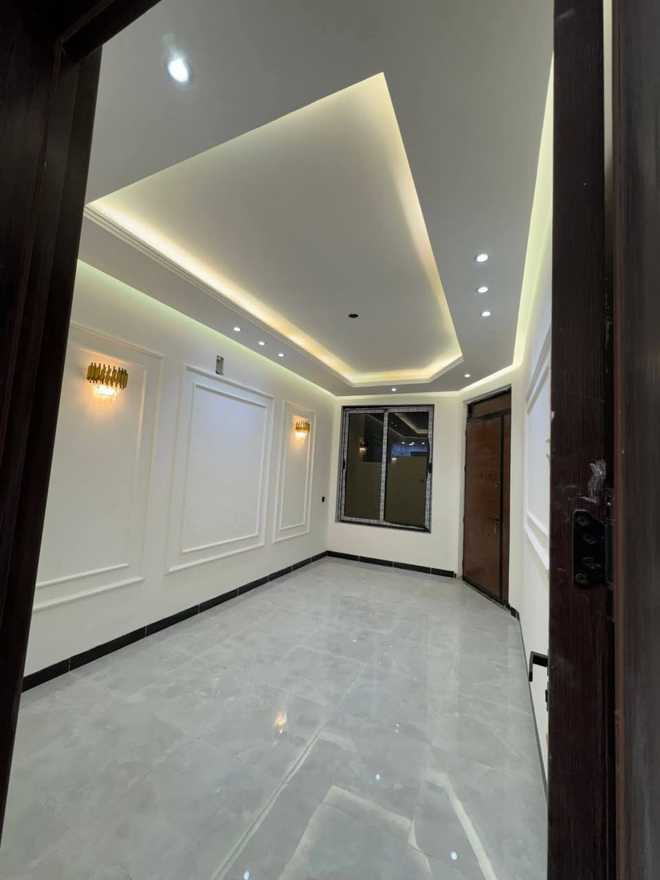 #لدينا_دار_للبيع مساحه 100 متر واجهه 6 وربع ونزال 16 طابو زراعي سند 25 قرار محكمه البيت يحتوي على3 غرف نوم وصاله وستقبال ومطبخ  العنوان بغداد الدورة مدخل البوعيثه مجمع الامل
هاتف ***********
***********
