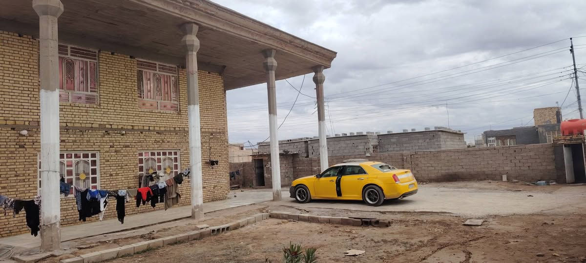 عندي بيت مساحه 900م ركن وقريب علشارع لعام. منطقه ابو شطيب. بضهر لمجمع طبي حسينيه لمام رضه شارع لعام.  بي عرفتين 5×4 ومطبخ 5×4 وصاله. وستقبال 8 ×4 وساحه 300 م جبيره. لبيت تقطيع حسب طلب;;;***********::سعر 110
