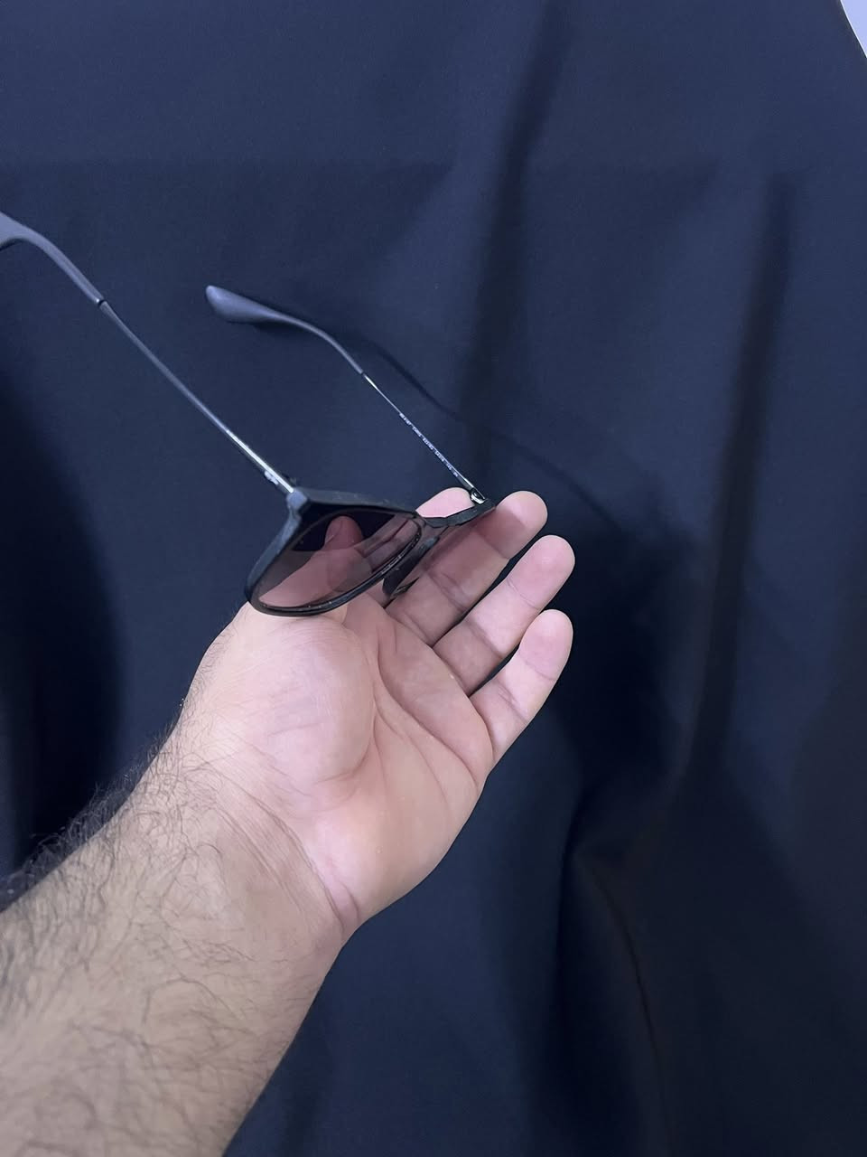 Ray-Ban

عدسات داكنة (غالباً رمادية أو خضراء كلاسيكية)، وهي توفر تغطية واسعة وحماية كاملة من أشعة الشمس.
• العلامة: شعار Ray-Ban الصغير واضح باللون الأبيض


**إذا كنت صاحب هذا الإعلان وتريد حذفه لأي سبب، رجاءا أرسل رسالة إلى الدعم الفني**