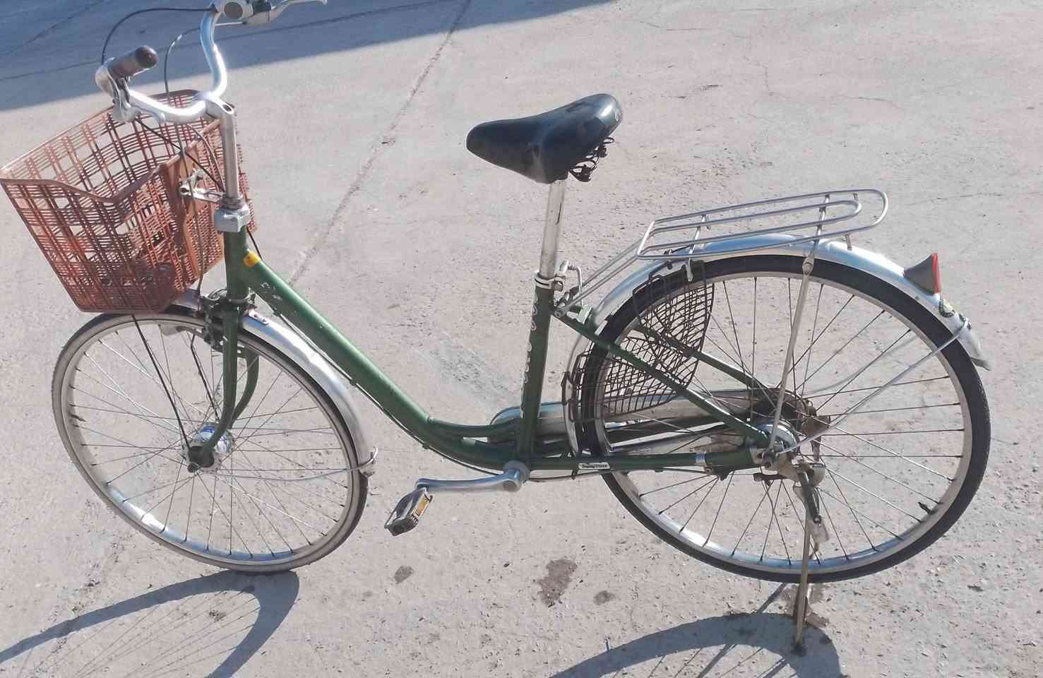 بايسكل للبيع 
اللون زيتوني 
النوع بناتي باله 
السعر ٦٠ الف 
العنوان بغداد المعامل العماري 
* بايسكل جديد ونضيف من كل تفاصيله
***********
