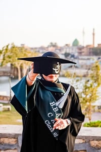 � لحظات التخرج ما تتكرر… وفرحة الإنجاز تستاهل تنحفظ بأجمل صورة.  من جل...