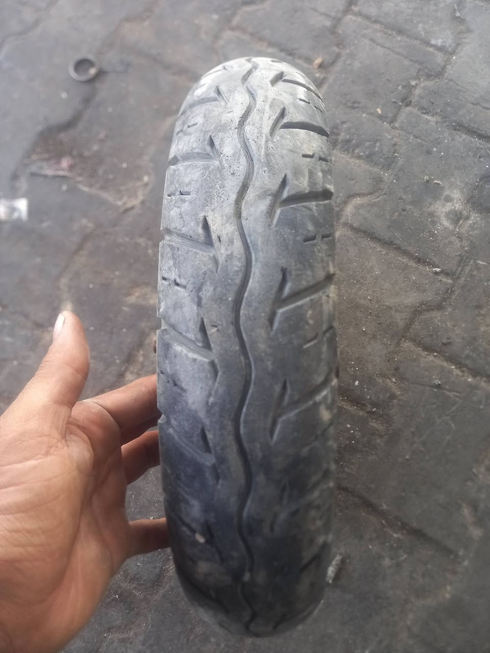 السلام عليكم ويل وتاير وفج كامل أمامي جميع ال ٦٠ منغولي بطه تاير جديد حيل سعره ١٥ كامل ***********
