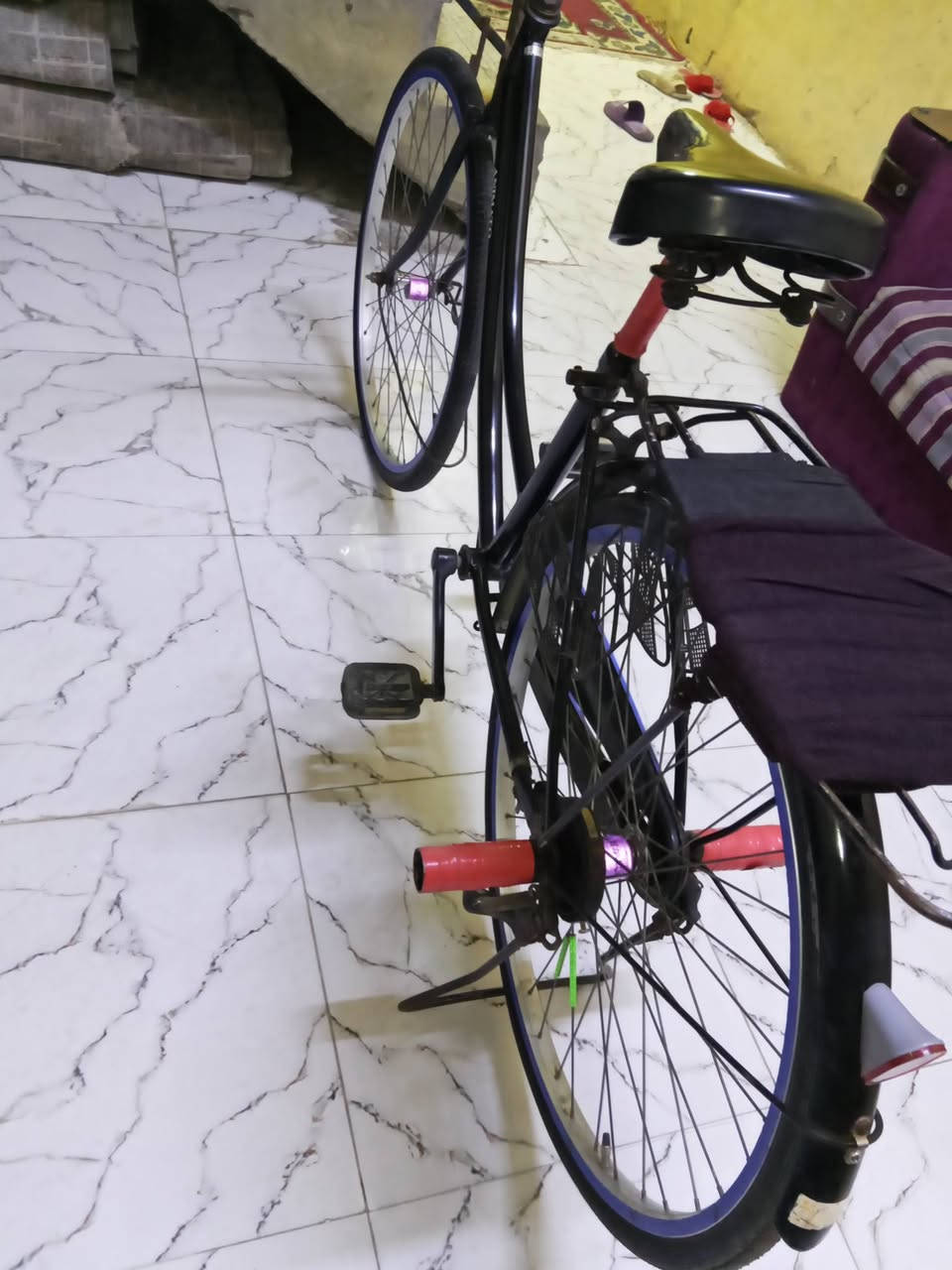 سلام عليكم بيسكل سياحي 26مديل 19باله حاويه لون اسود بيسكل نصيف نضافه 90بل100تيوبات جدد تايرات جدد بريك جدد مجمبز فول مدكر كدام موجود سعر 110وري مجال  مكان بصره قبله رقم ***********واتساب
