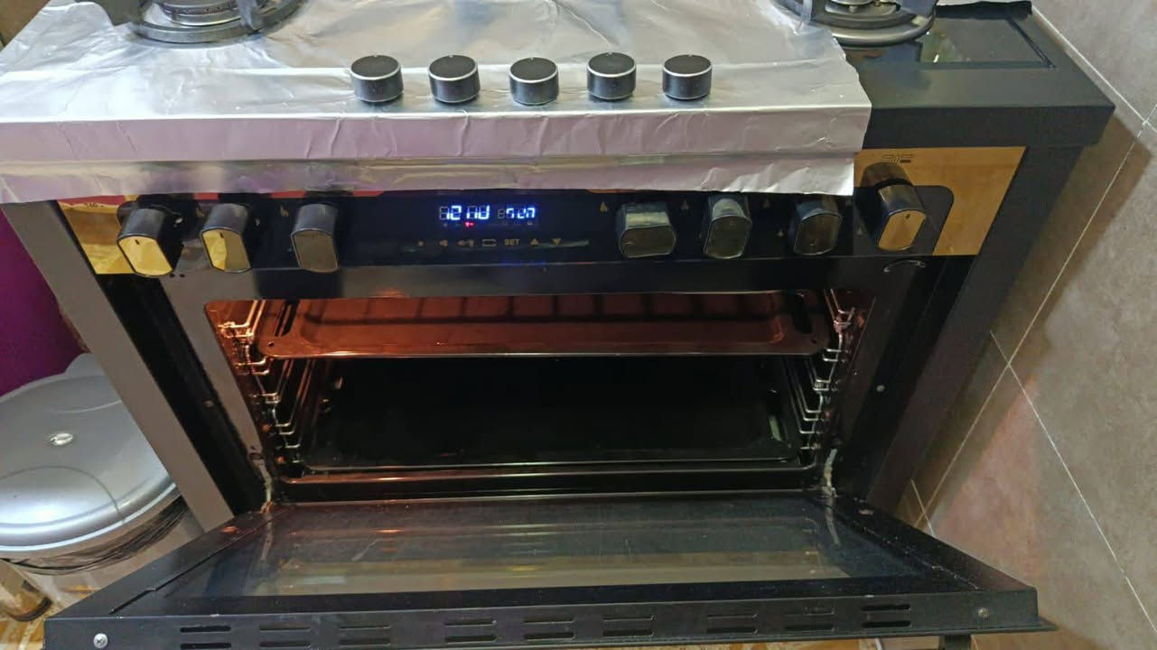 السلام عليكم مرخصتة الادمن
طباخ ايطالي حديثه للبيع مابي اي نقوص كامل مكمل كل عيون شغاله + فرن و الواجه زجاج حراريه وبي نضام حمايه كلش عاليه وبي توقيتات تشغيل واطفاء فرن وطباخ السعر400 وبي مجال  مكاني بغداد رقمي ***********
